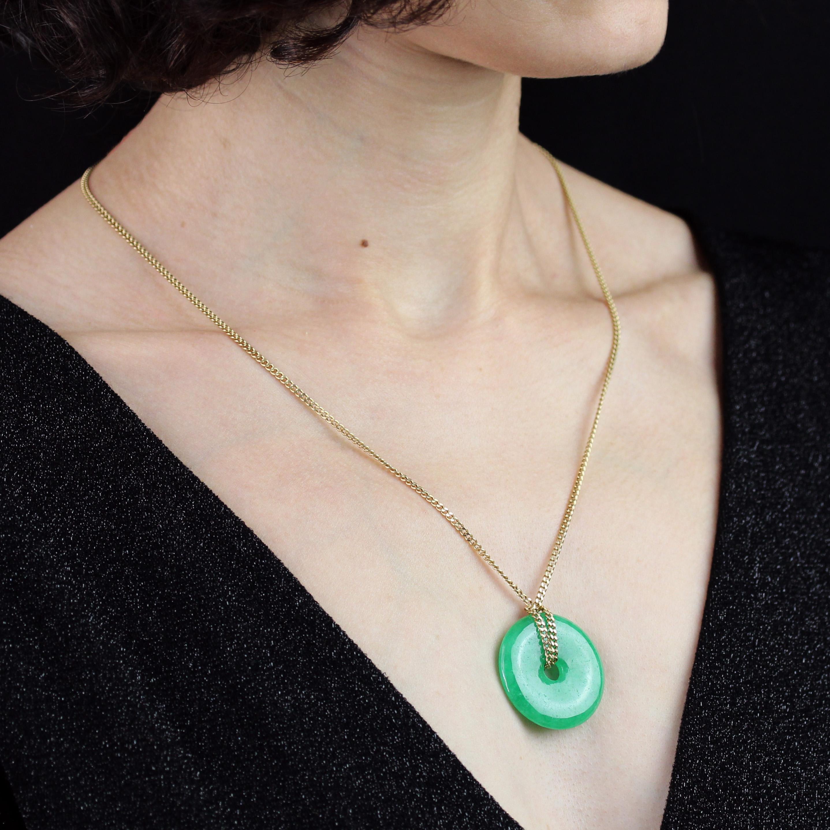 Donna Collana moderna di seconda mano con disco di giada e catena in oro giallo 18 carati in vendita