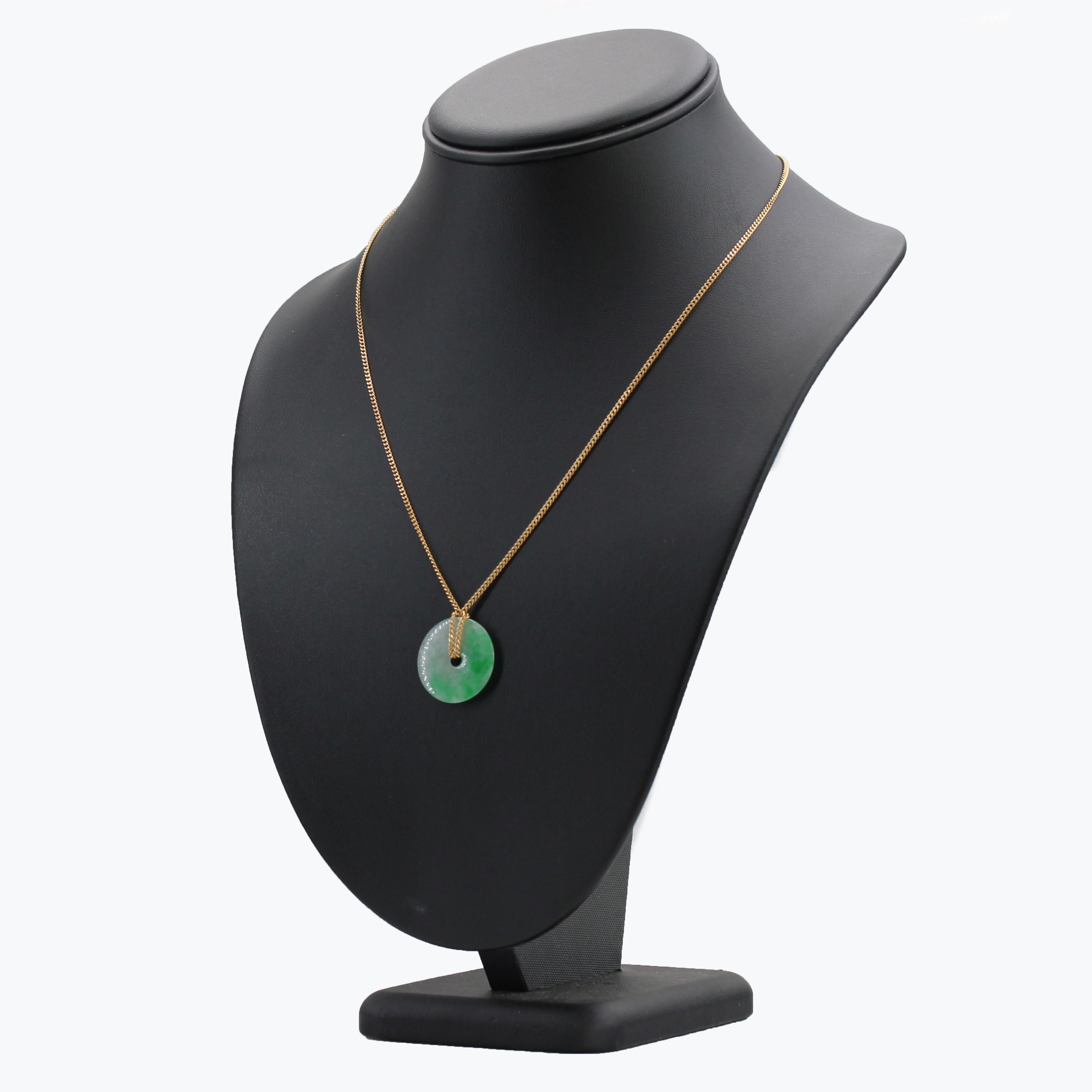 Moderne zweite Hand Jade Disc 18 Karat Gelbgold Kette Halskette 2