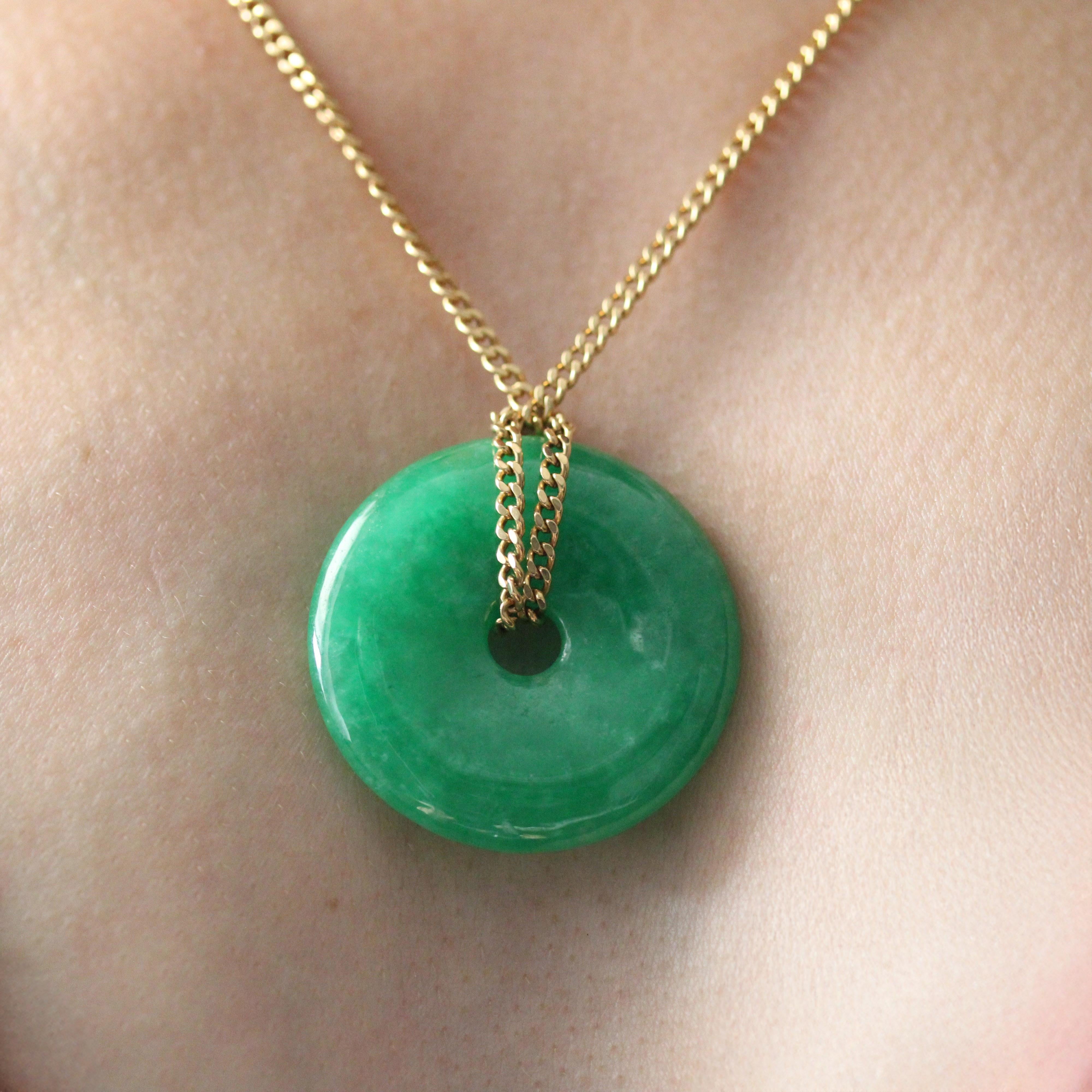 Collana moderna di seconda mano con disco di giada e catena in oro giallo 18 carati in vendita 1