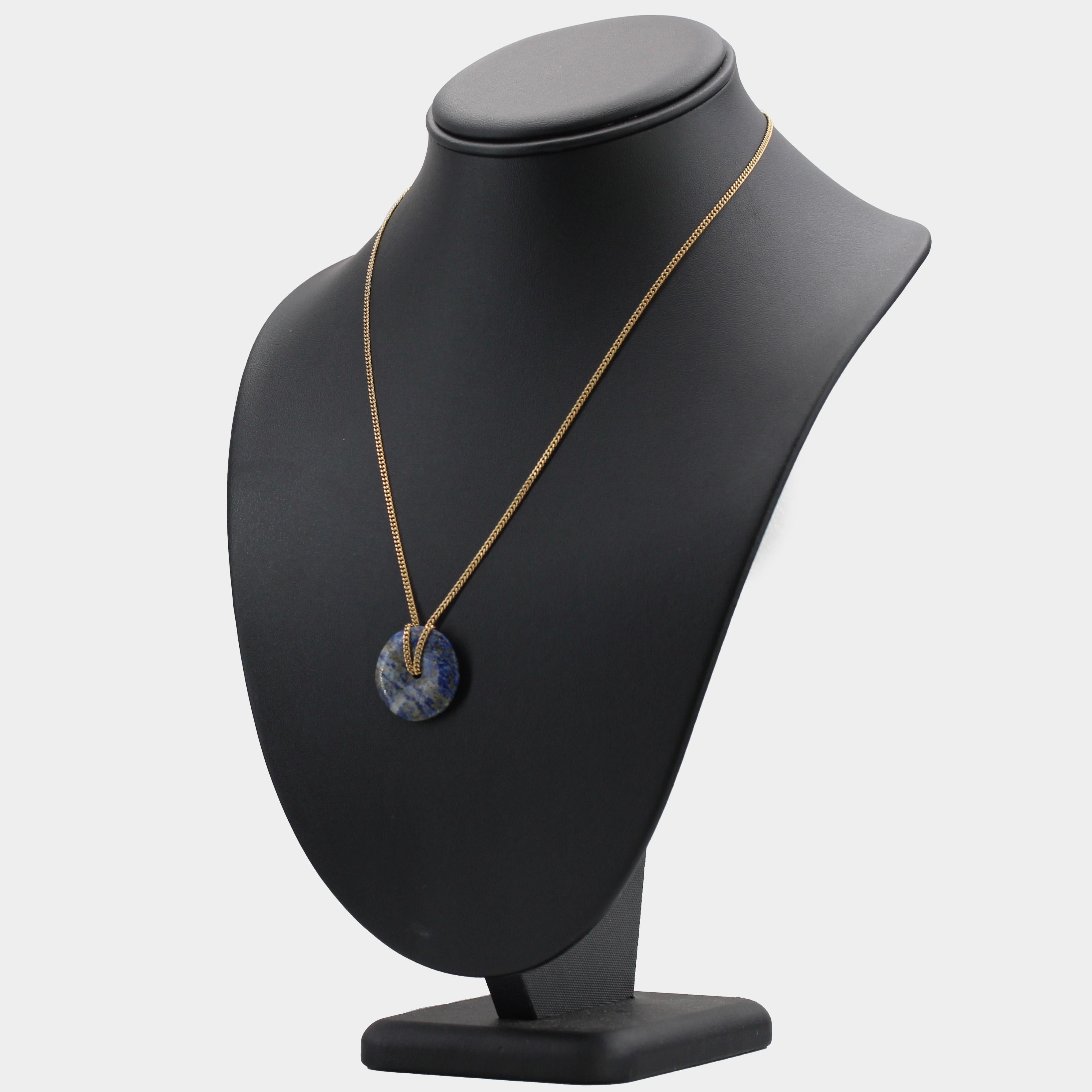 Modern Second-Hand Lapis-Lazuli Disc 18 Karat Yellow Gold Chain Necklace For Sale 2