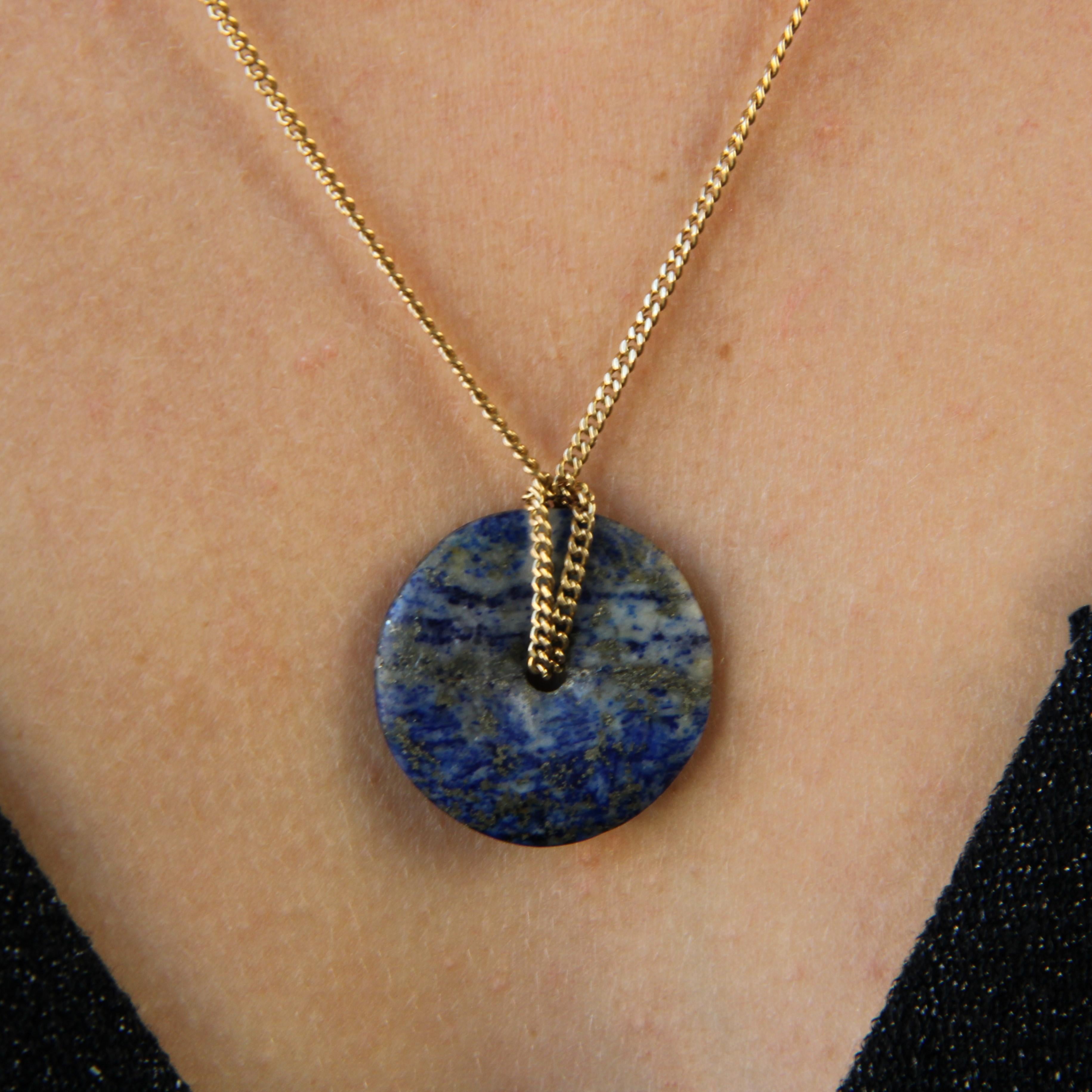 Modern Second-Hand Lapis-Lazuli Disc 18 Karat Yellow Gold Chain Necklace For Sale 4