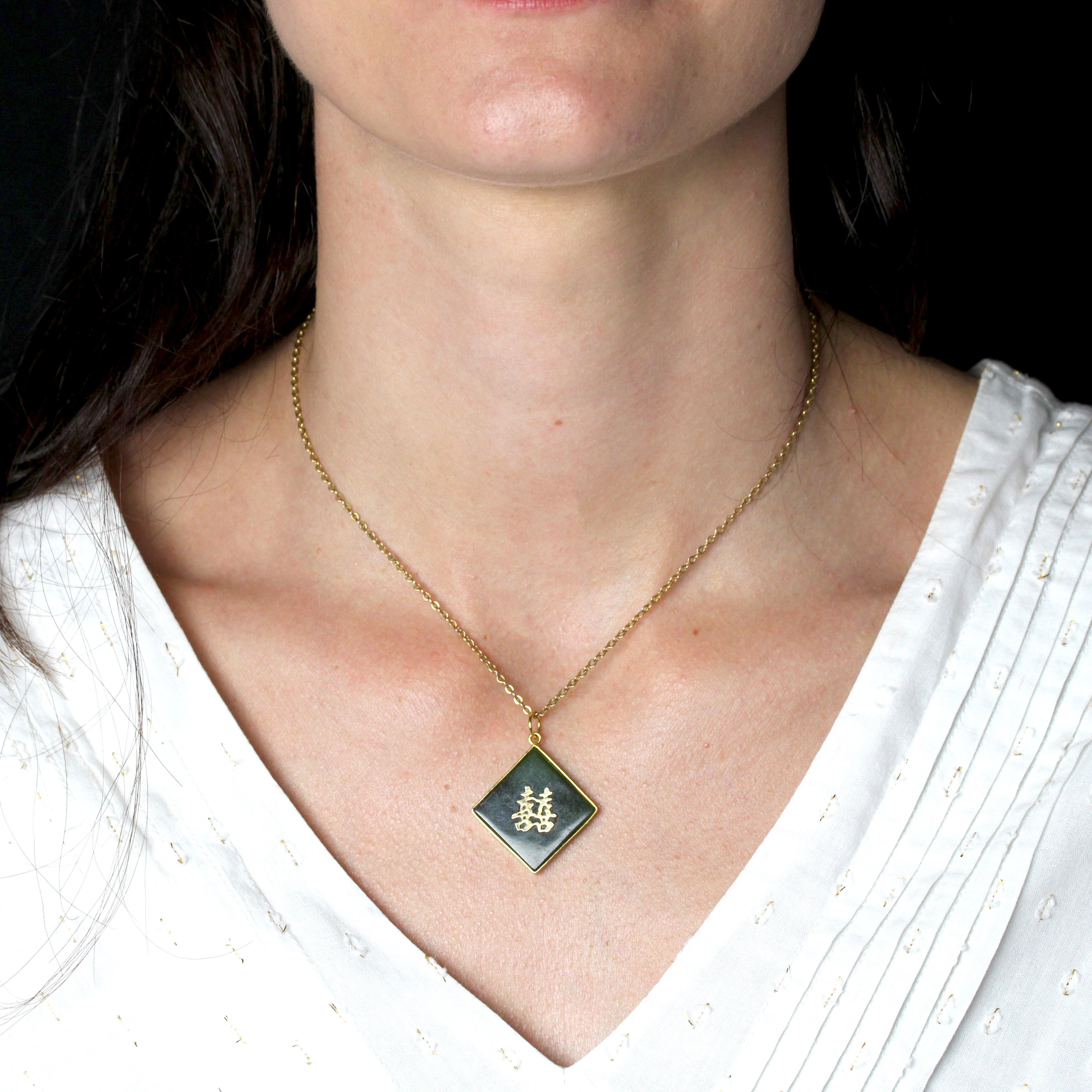 Pendant in 18 karat yellow gold.
A second-hand pendant featuring a diamond-shaped nephrite jade plate with Chinese symbols in the center, different on each side, framed in yellow gold.
Pendant sold alone without its presentation chain.
Height : 3.5