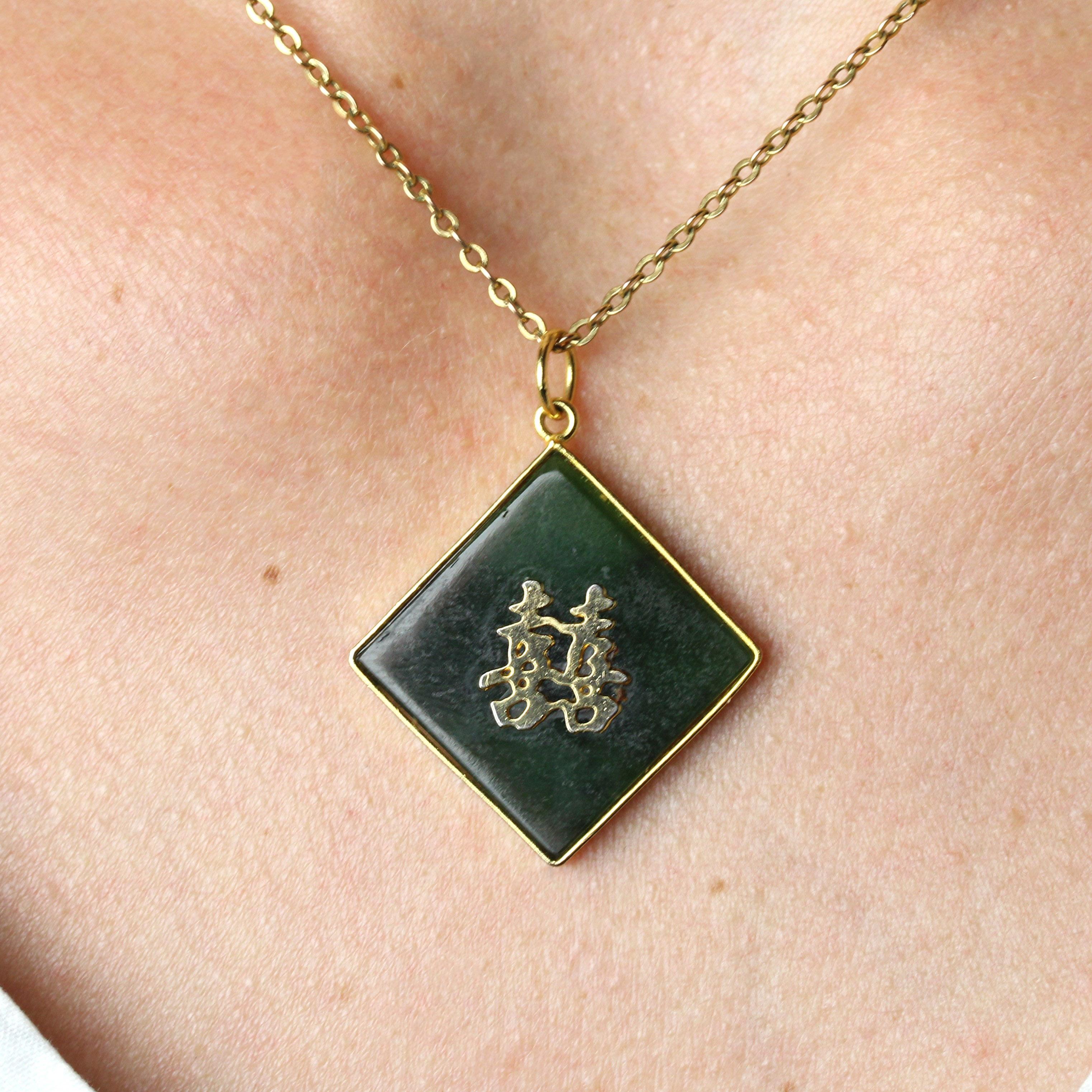 Femenino o masculino Modern Second hand Nephrite Jade 18 Karat Yellow Gold Chinese Character Pendant en venta