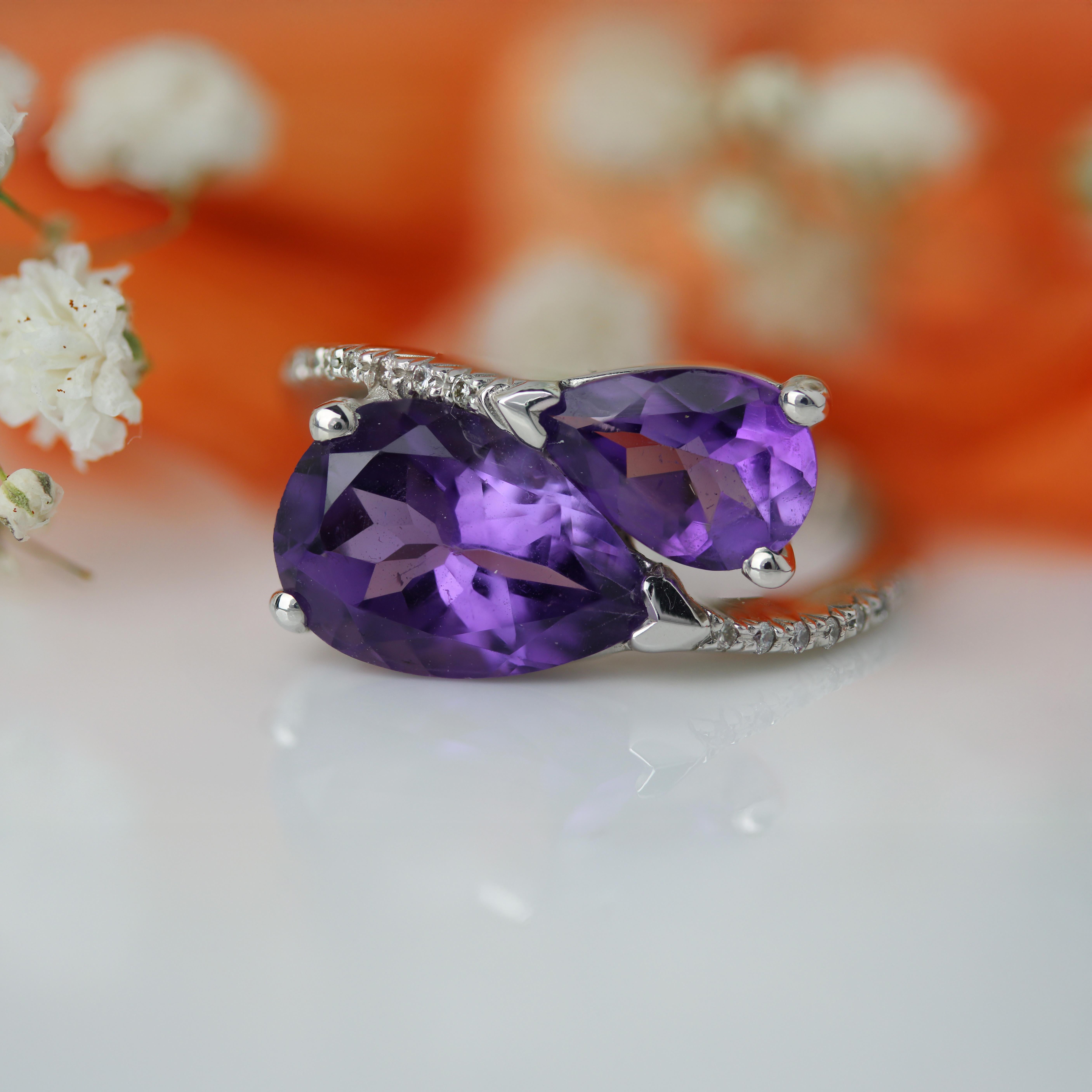 Modern Second-Hand Pear Cut Amethysts Diamonds 18 Karat White Gold Duo Ring In Excellent Condition For Sale In Poitiers, FR