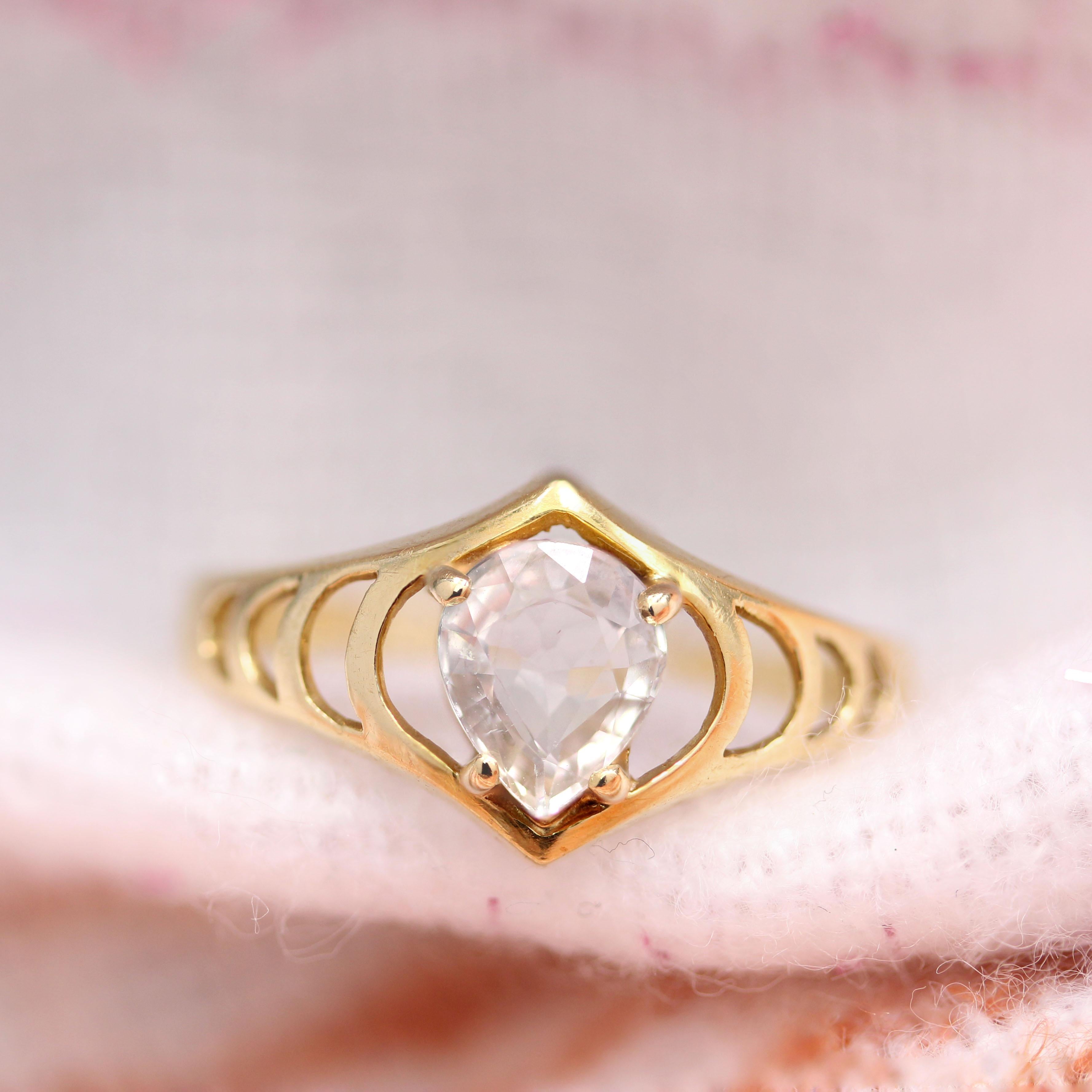 Pear Cut Modern Second-Hand Pear cut Aquamarine 18 Karat Yellow Gold Ring