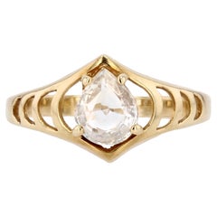 Moderner zweiter Hand-Ring aus 18 Karat Gelbgold mit Aquamarin im Birnenschliff