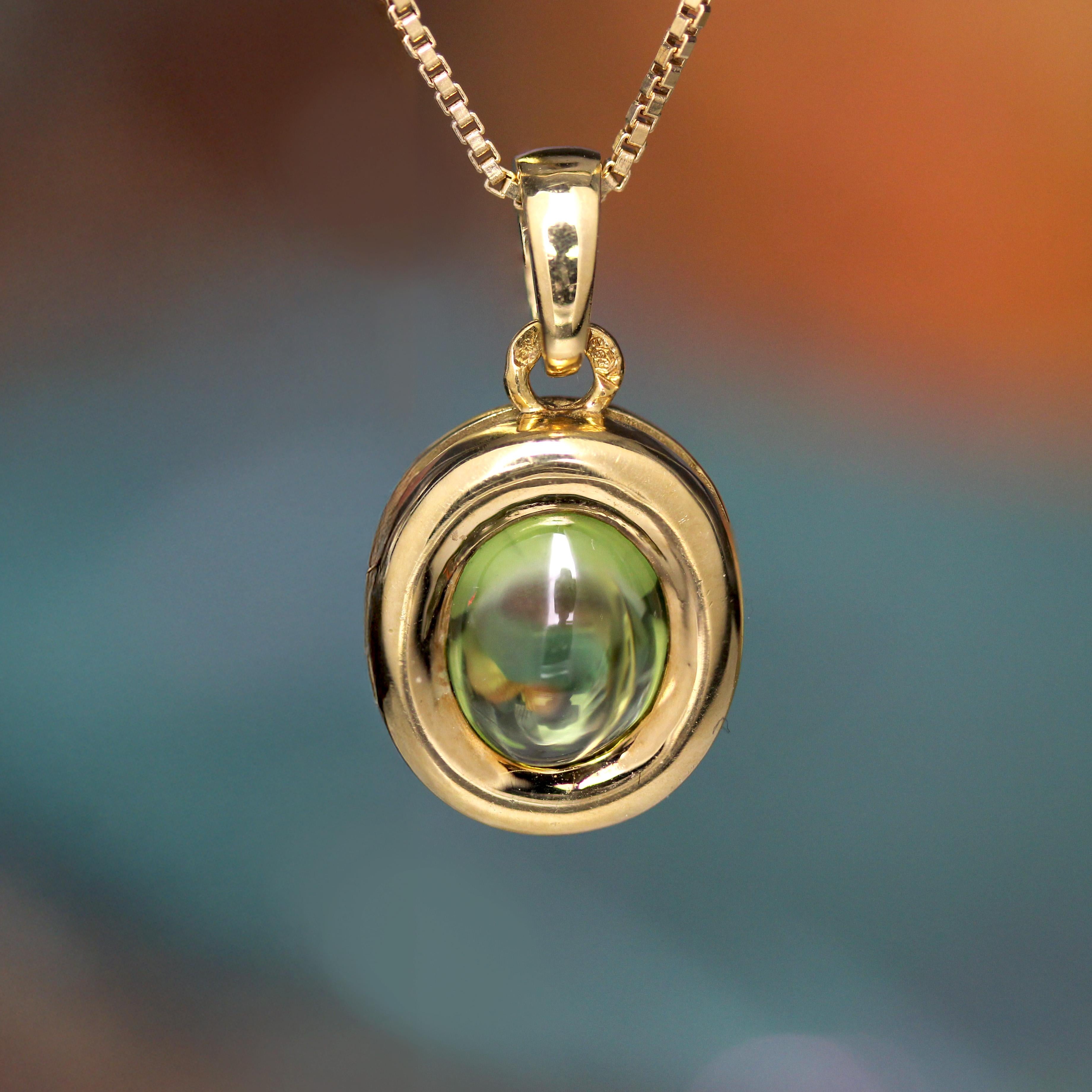 Moderne Collier pendentif moderne de seconde main en or jaune 18 carats avec péridot en vente