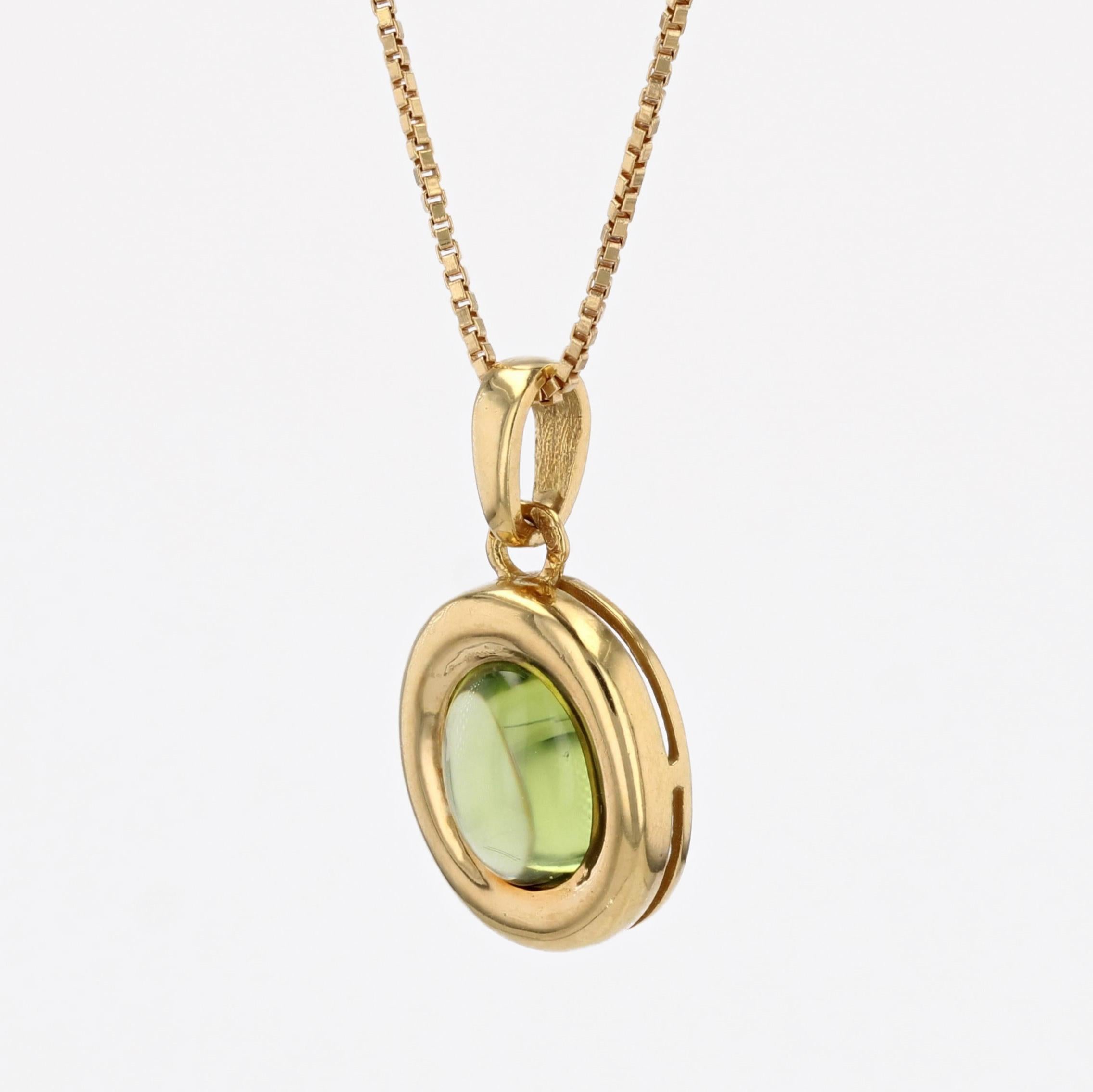 Taille ovale Collier pendentif moderne de seconde main en or jaune 18 carats avec péridot en vente