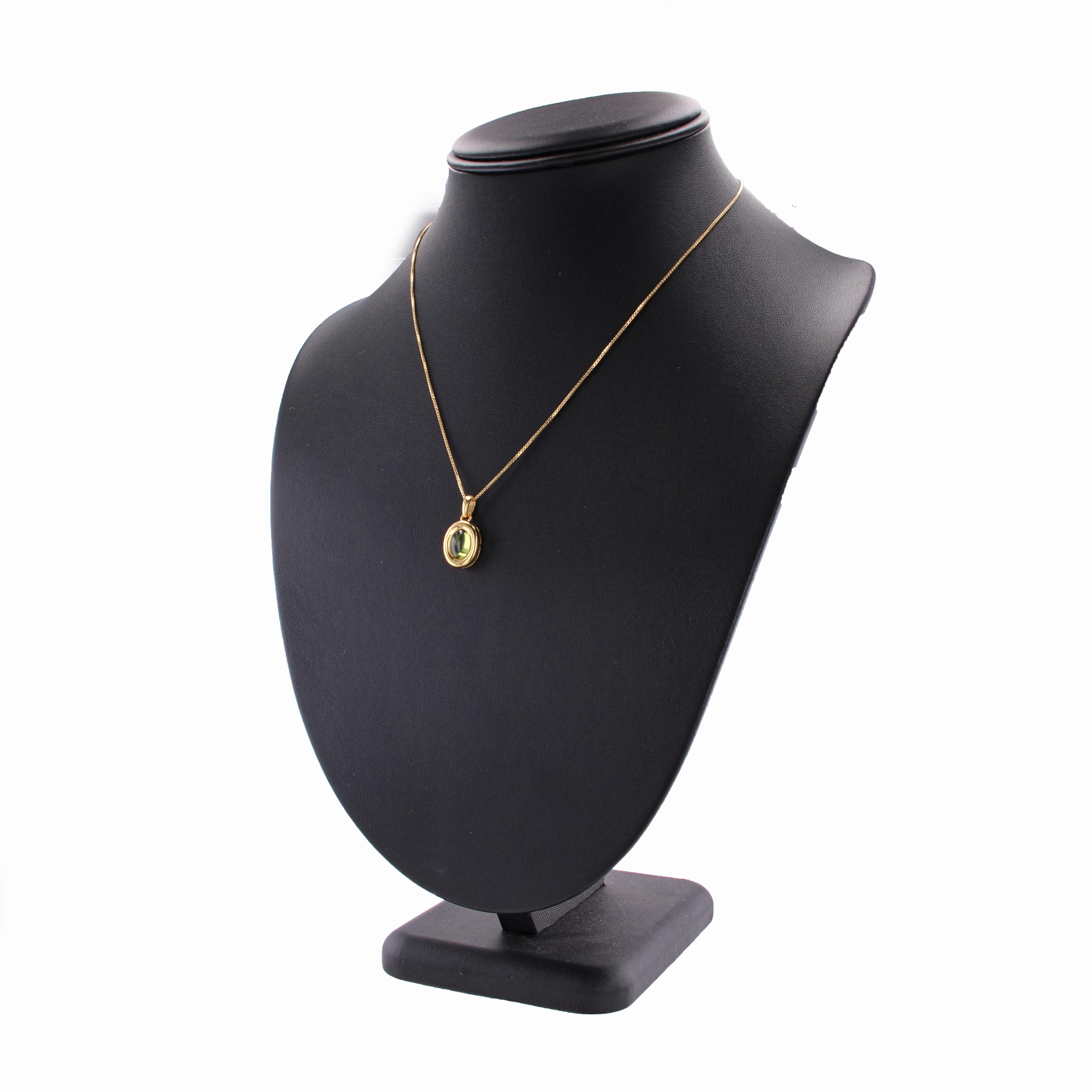 Collier pendentif moderne de seconde main en or jaune 18 carats avec péridot en vente 1