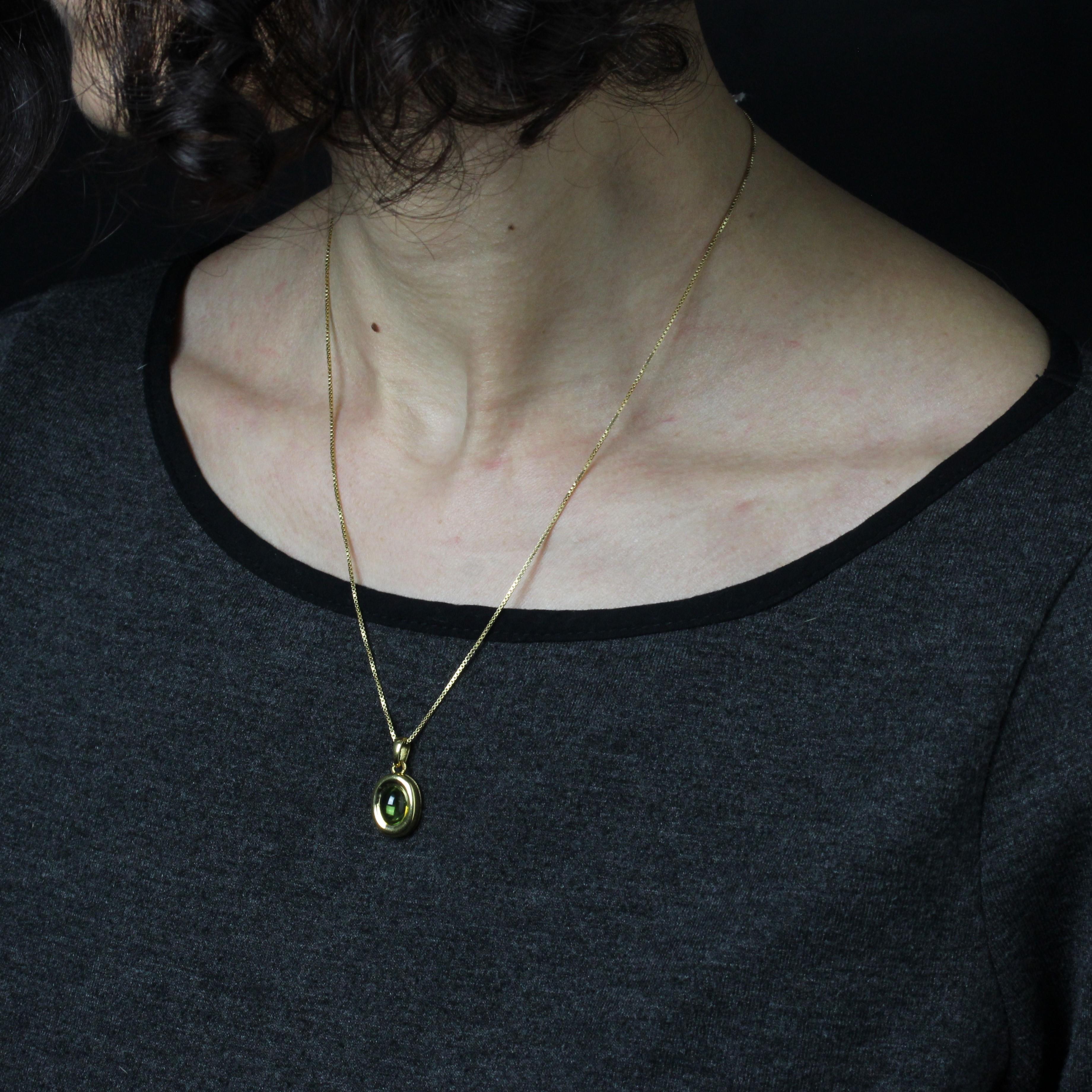 Collier pendentif moderne de seconde main en or jaune 18 carats avec péridot en vente 2