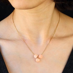 Collier moderne en or jaune 18 carats avec diamants « Modern Second Hand Roses » gravés sur fond de corail