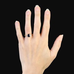 Moderner Ring aus zweiter Hand mit Saphiren und Diamanten aus 18 Karat Gelbgold