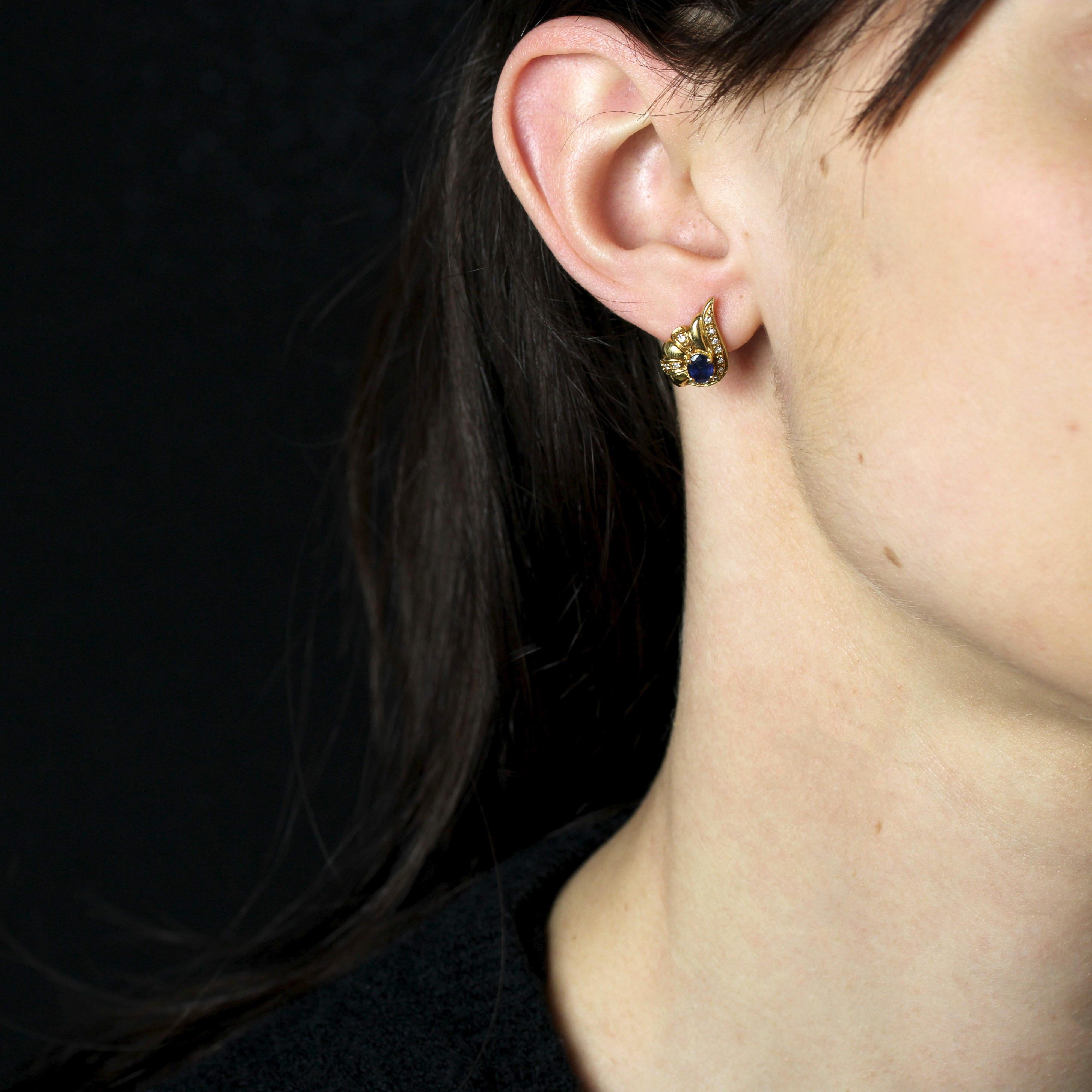 Pour les oreilles percées.
Boucle d'oreille en or jaune 18 carats, poinçon tête d'aigle.
Joliment volumineuses, ces boucles d'oreilles en or jaune forment un nœud dont les maillons sont sertis de diamants taille brillant alternés. Le centre de