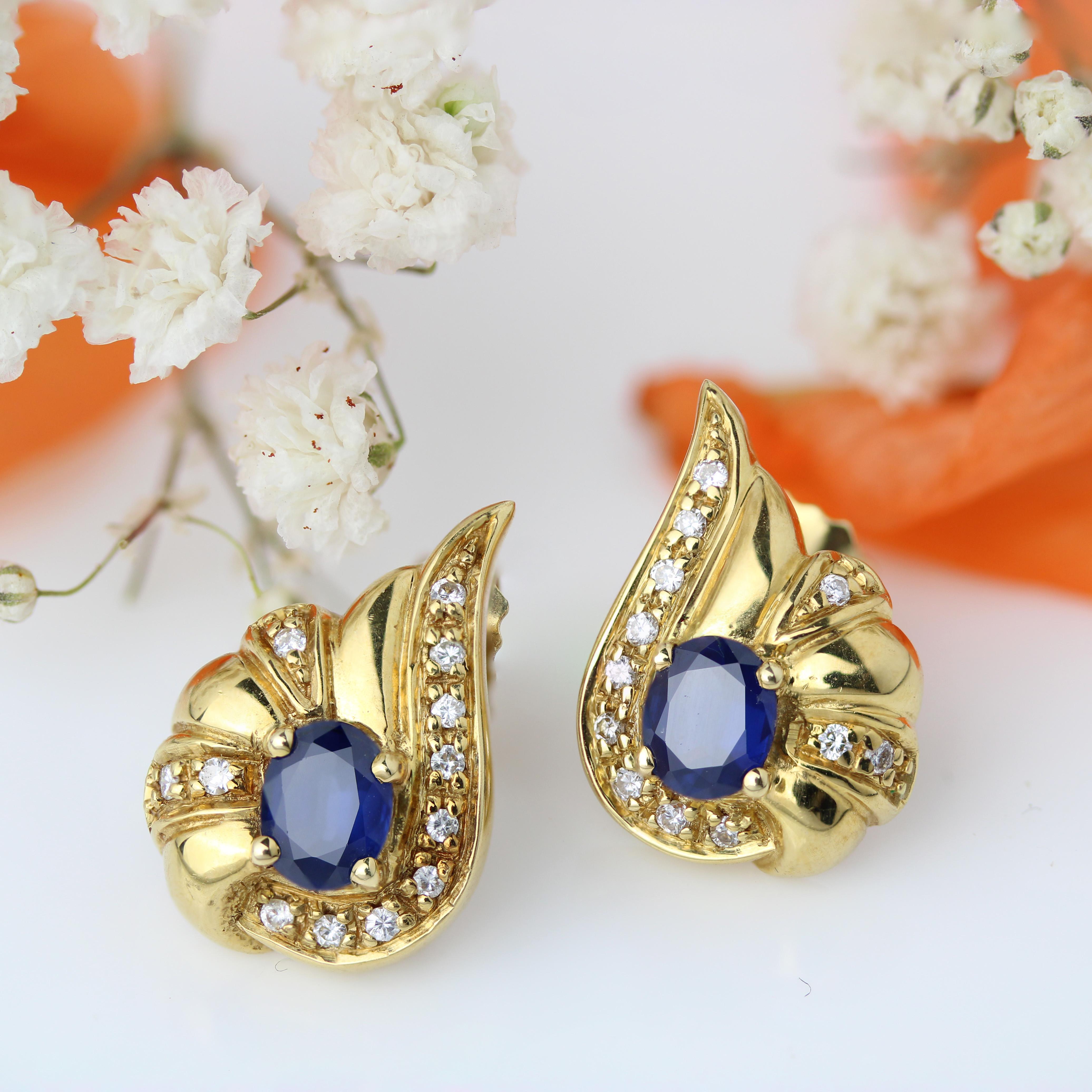 Moderne Clous d'oreilles modernes de seconde main en or jaune 18 carats avec saphirs et diamants en vente
