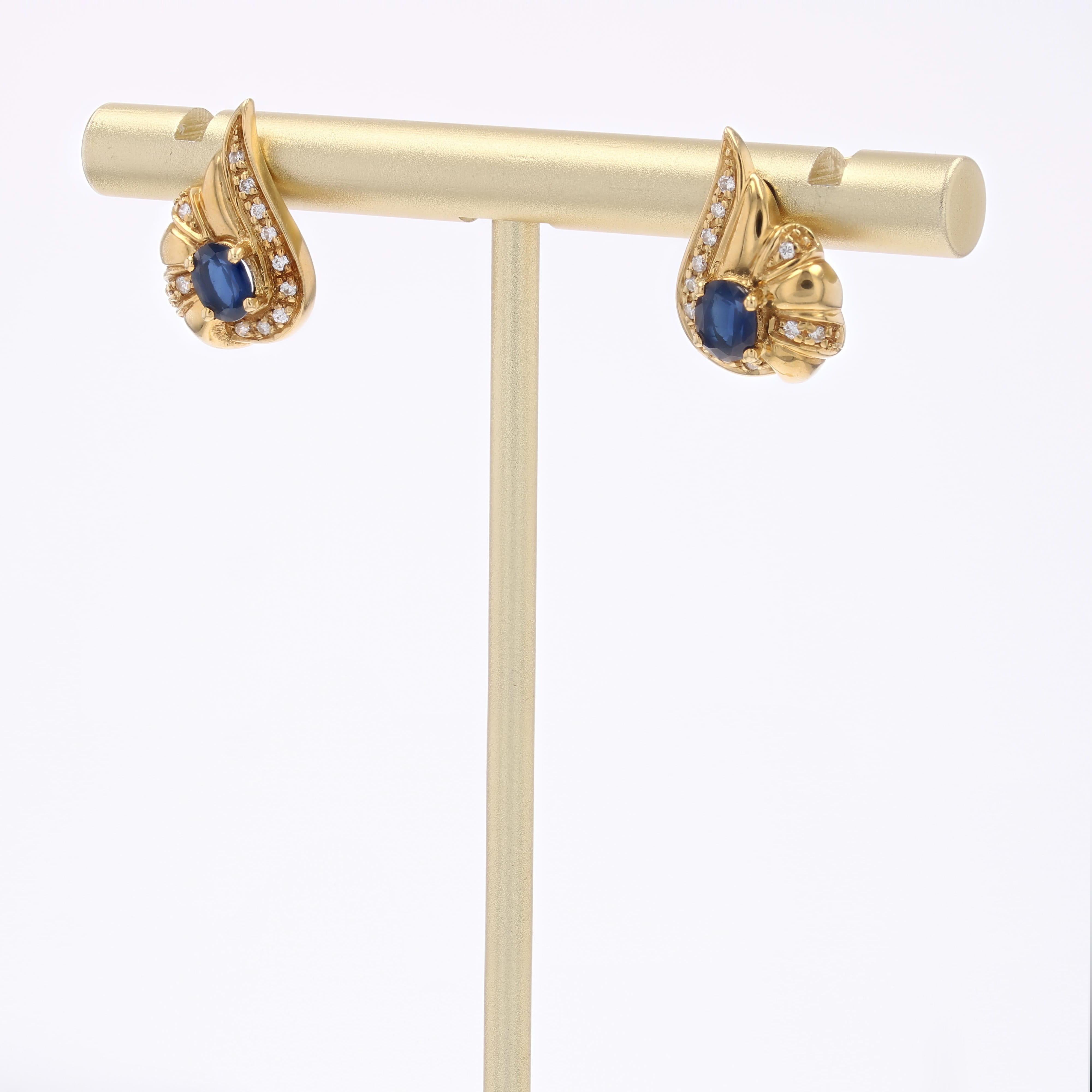 Taille ovale Clous d'oreilles modernes de seconde main en or jaune 18 carats avec saphirs et diamants en vente