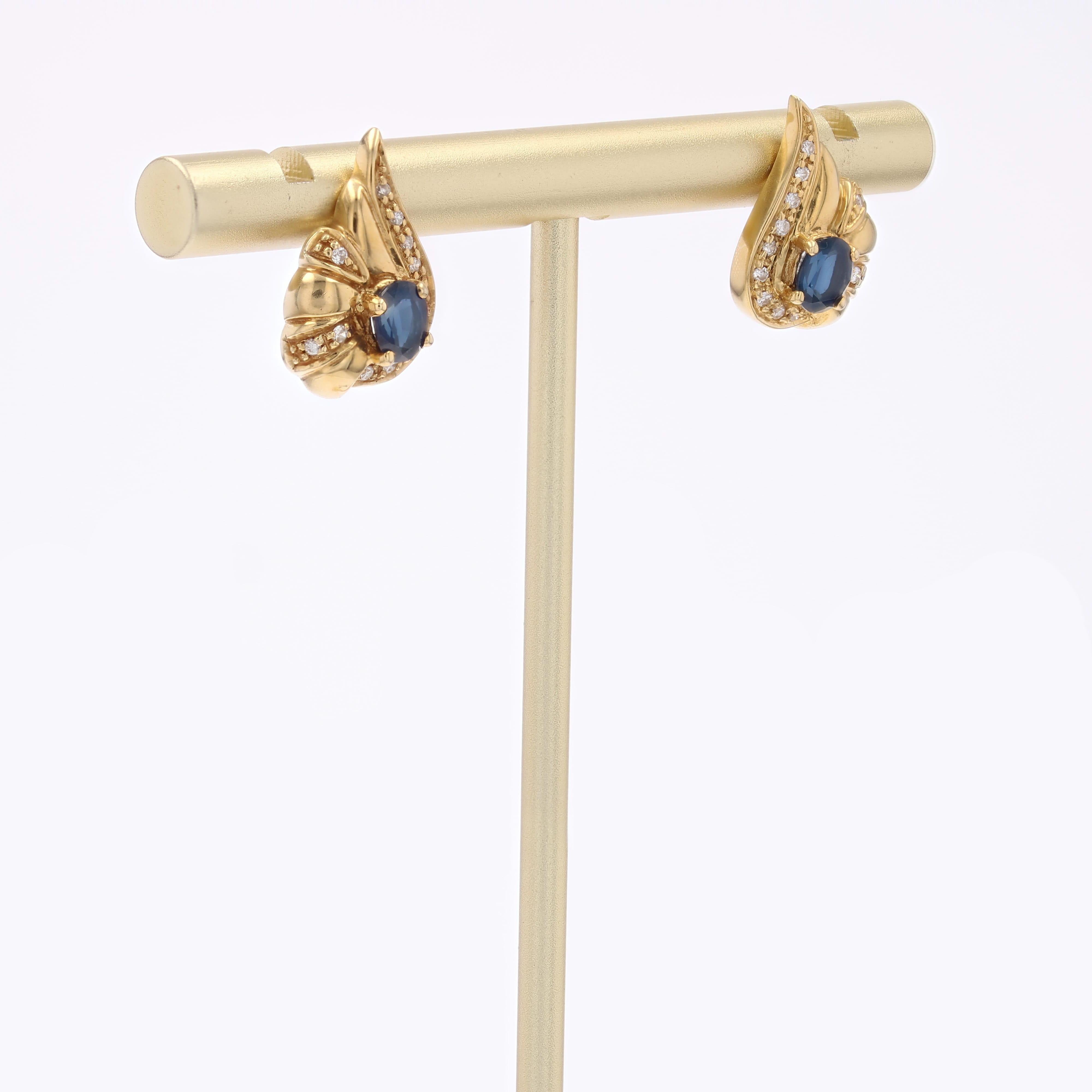 Clous d'oreilles modernes de seconde main en or jaune 18 carats avec saphirs et diamants Excellent état - En vente à Poitiers, FR