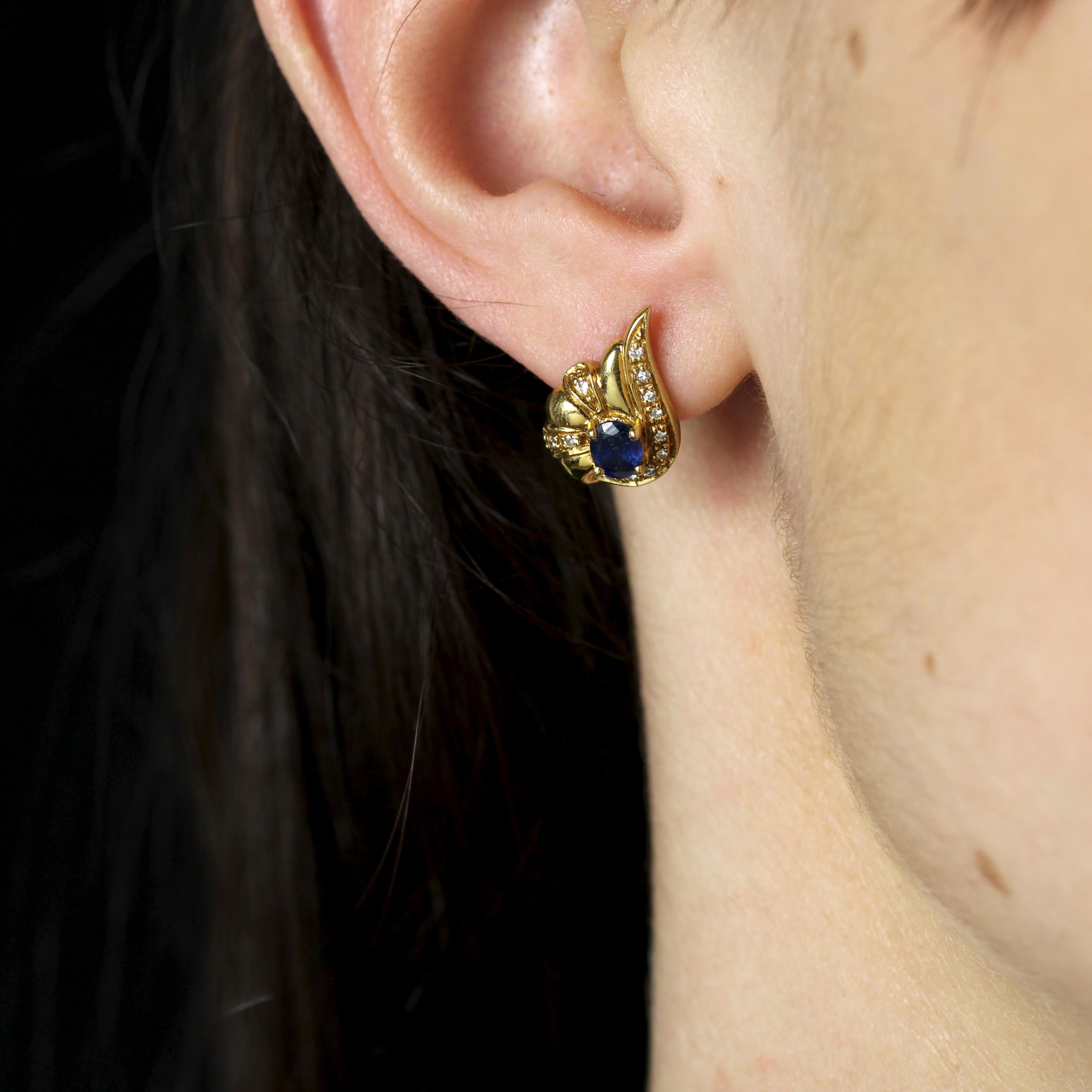 Clous d'oreilles modernes de seconde main en or jaune 18 carats avec saphirs et diamants Pour femmes en vente