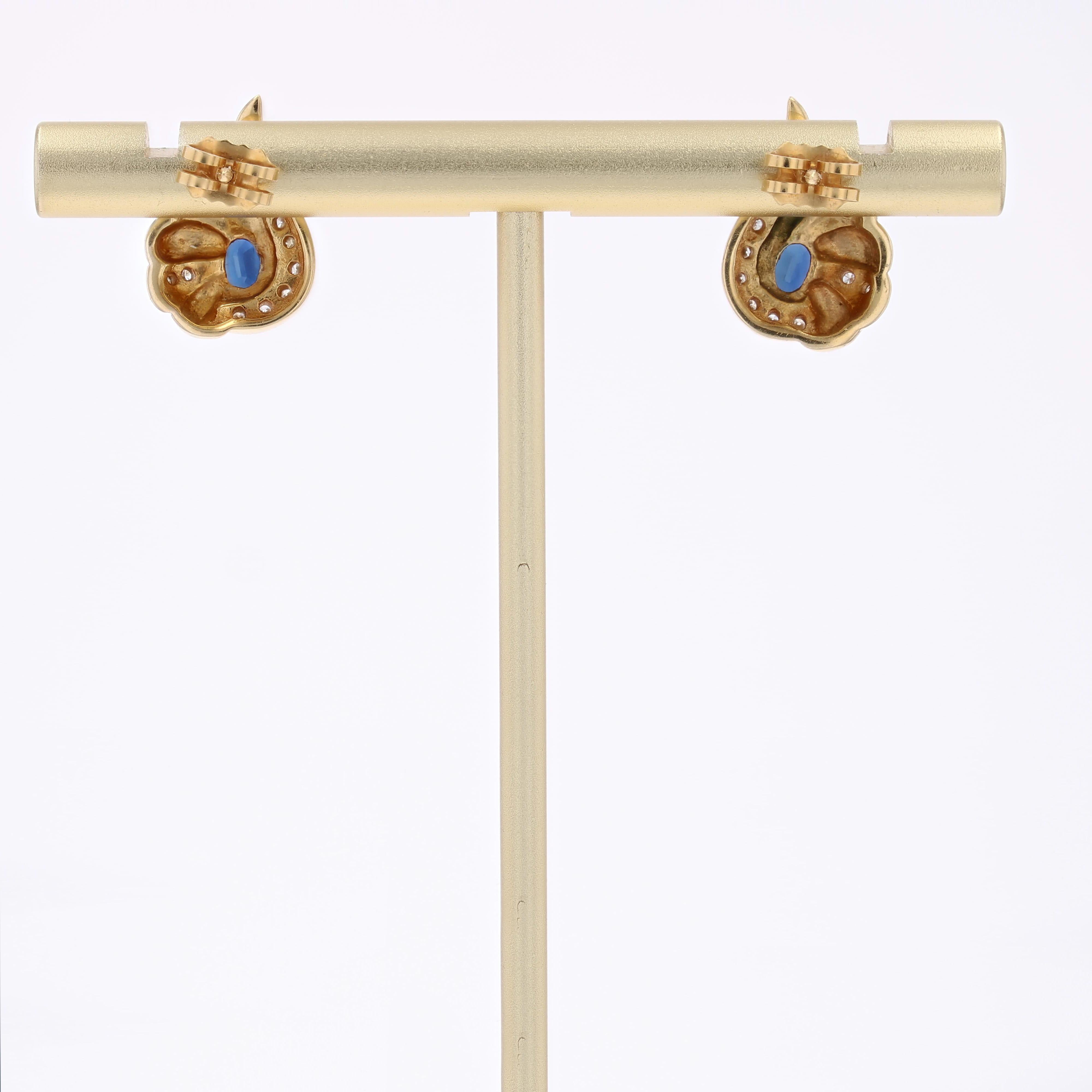 Clous d'oreilles modernes de seconde main en or jaune 18 carats avec saphirs et diamants en vente 1