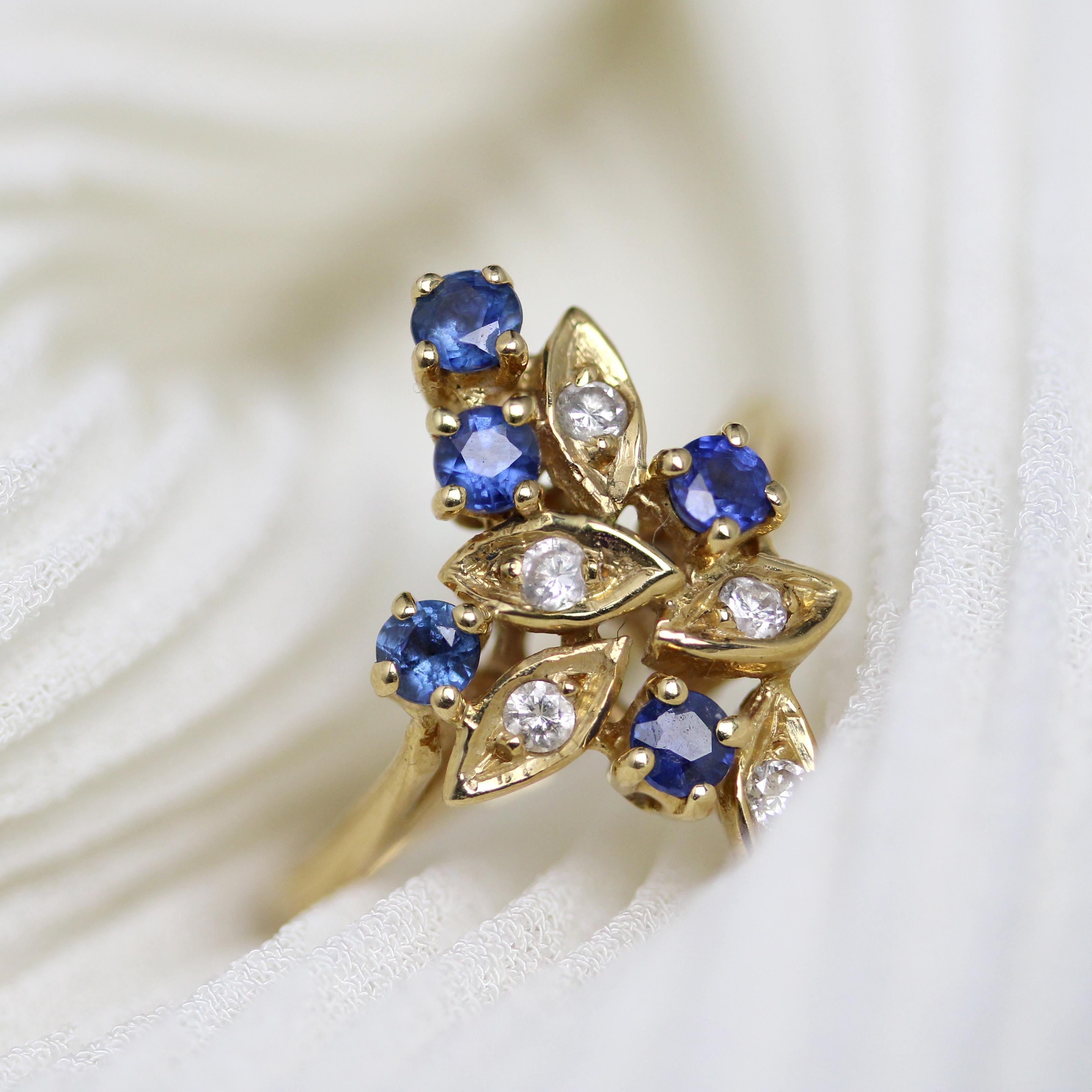Modern Second-Hand Sapphires Diamonds 18 Karat Yellow Gold Leaves Ring For Sale 7