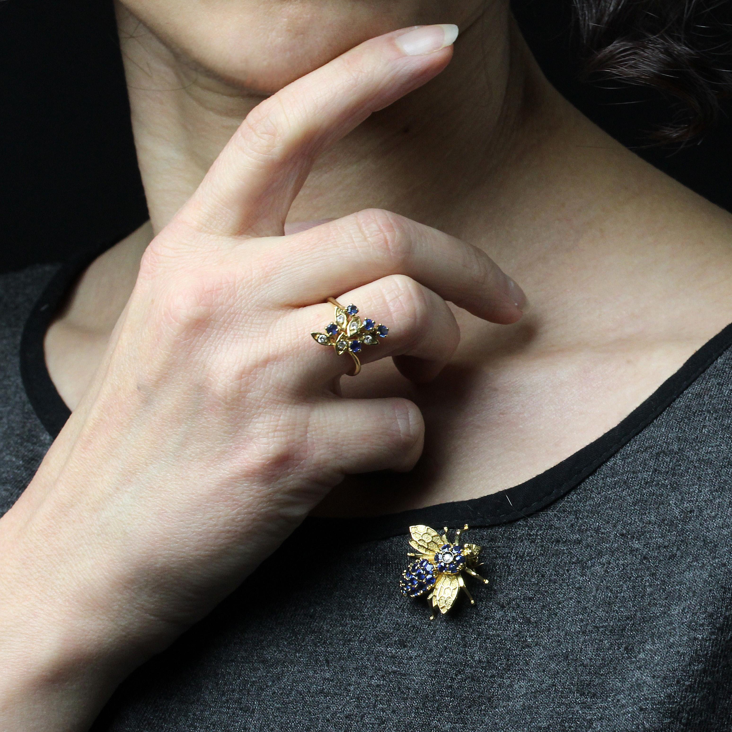 Modern Second-Hand Sapphires Diamonds 18 Karat Yellow Gold Leaves Ring For Sale 14