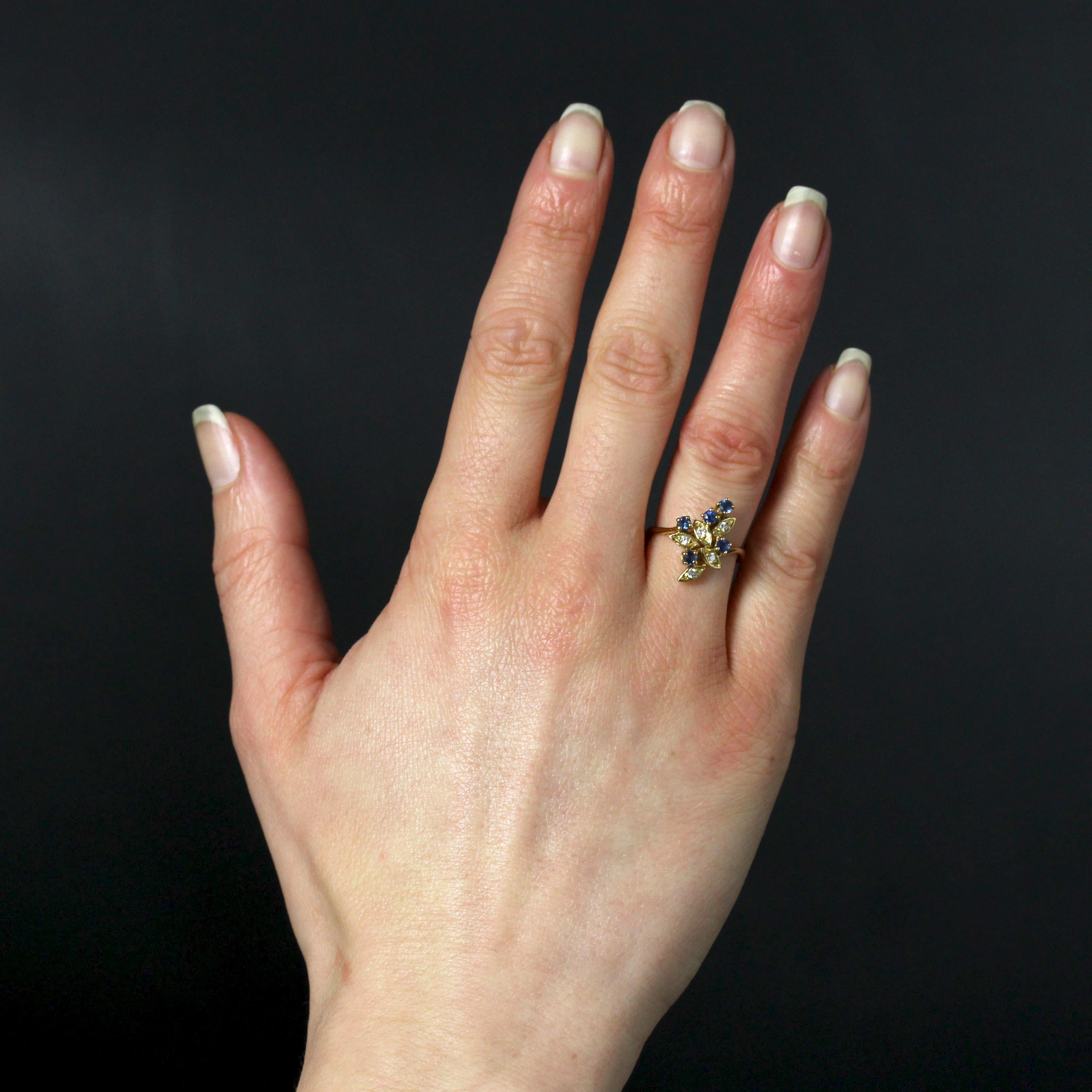 Ring in 18 karat yellow gold, eagle head hallmark.
Asymmetrical in shape, the setting of this second-hand ring is set with five round sapphires held in claws and five modern brilliant-cut diamonds within small gold leaves.
Height : 17.3 mm