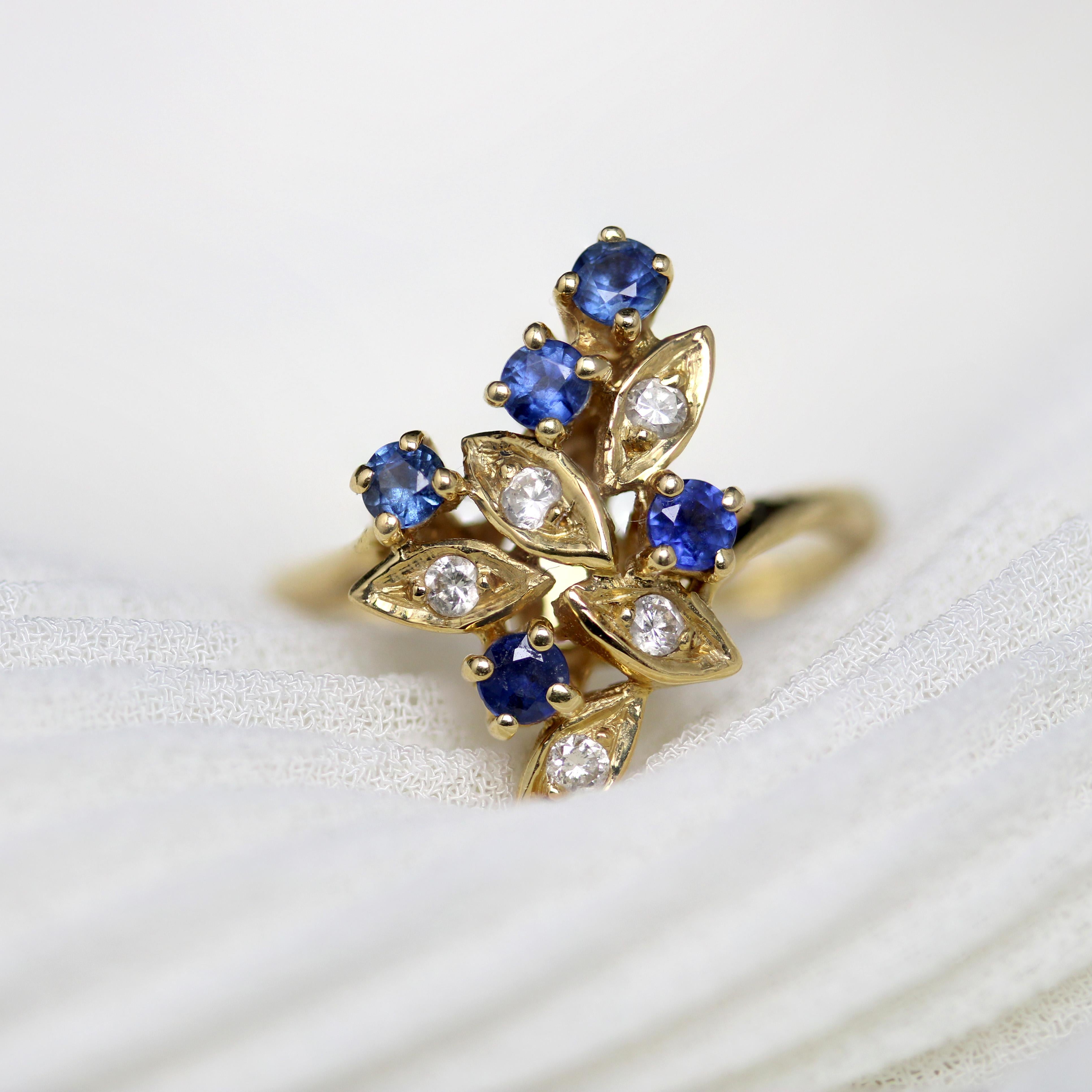 Round Cut Modern Second-Hand Sapphires Diamonds 18 Karat Yellow Gold Leaves Ring For Sale