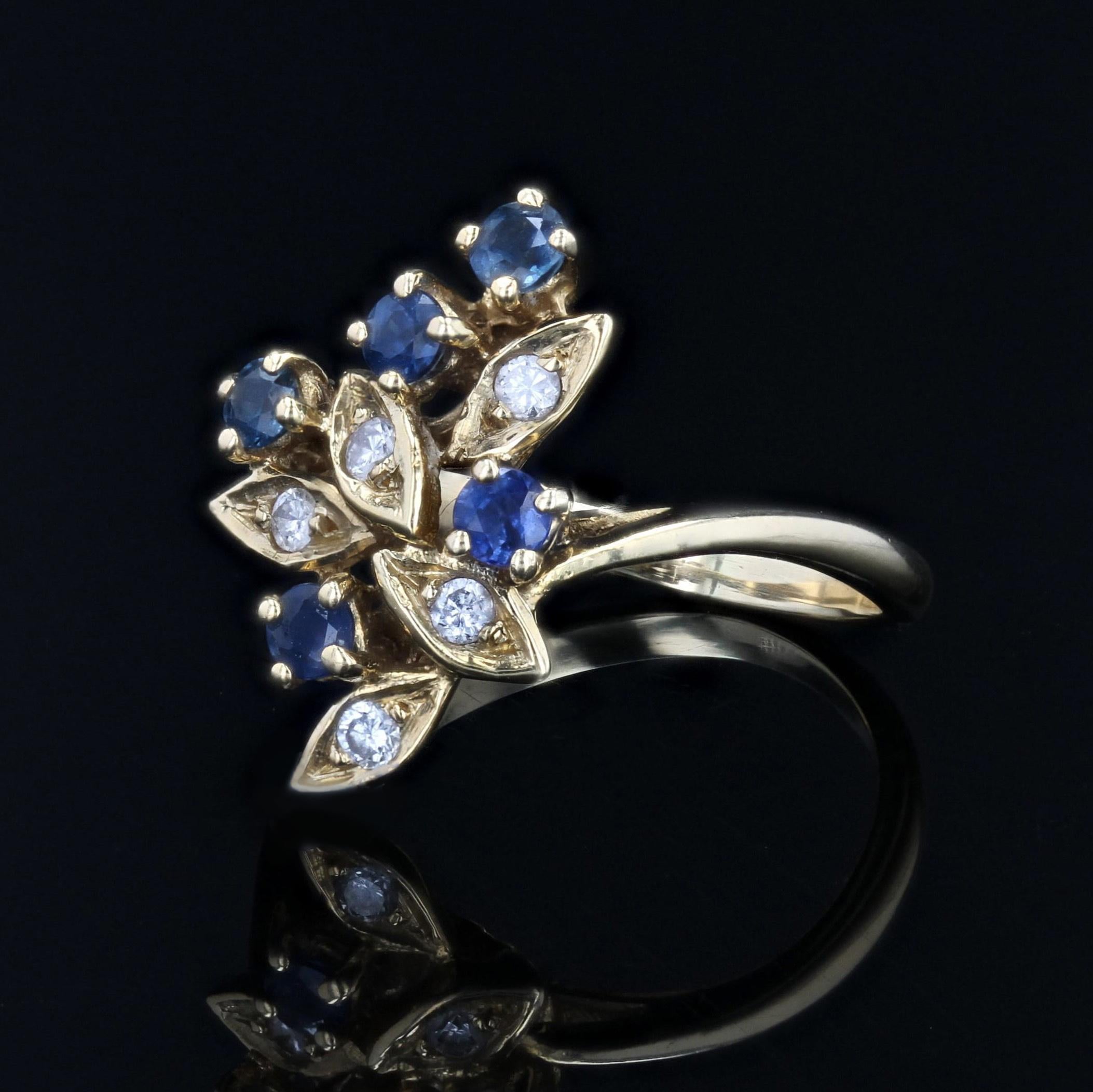 Modern Second-Hand Sapphires Diamonds 18 Karat Yellow Gold Leaves Ring For Sale 2
