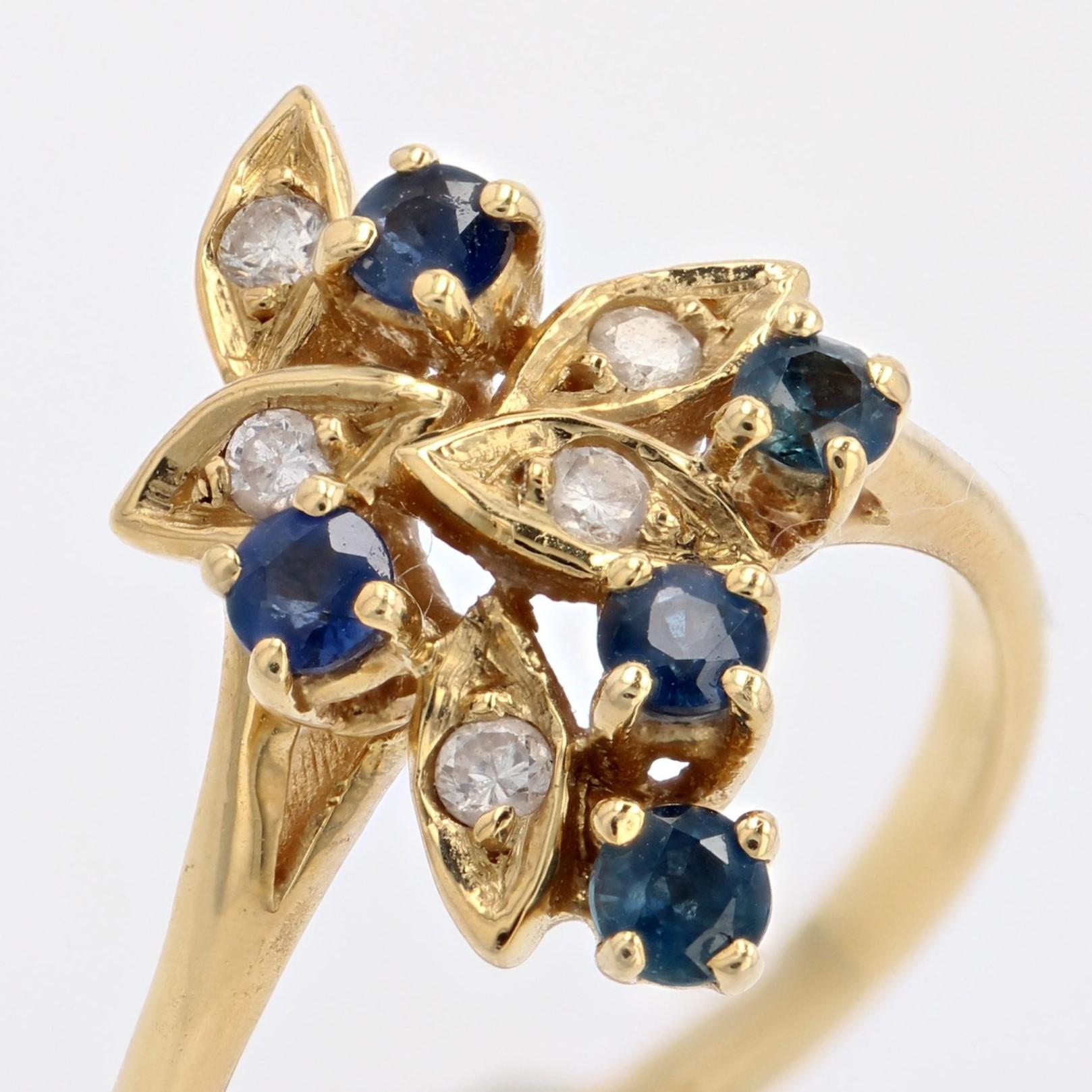 Modern Second-Hand Sapphires Diamonds 18 Karat Yellow Gold Leaves Ring For Sale 4