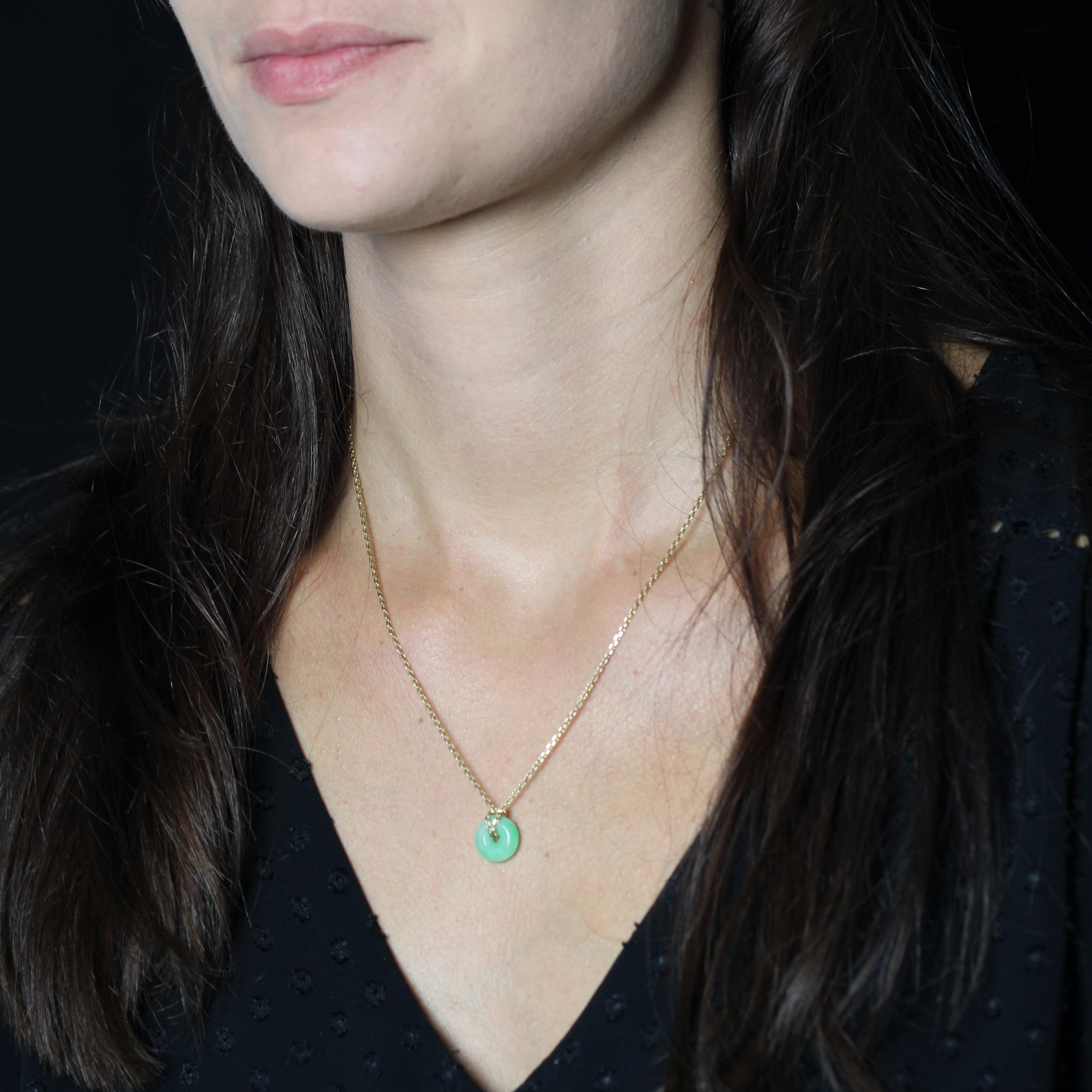 Collana moderna di seconda mano con piccolo disco di giada e catena in oro giallo 18 carati in vendita 4
