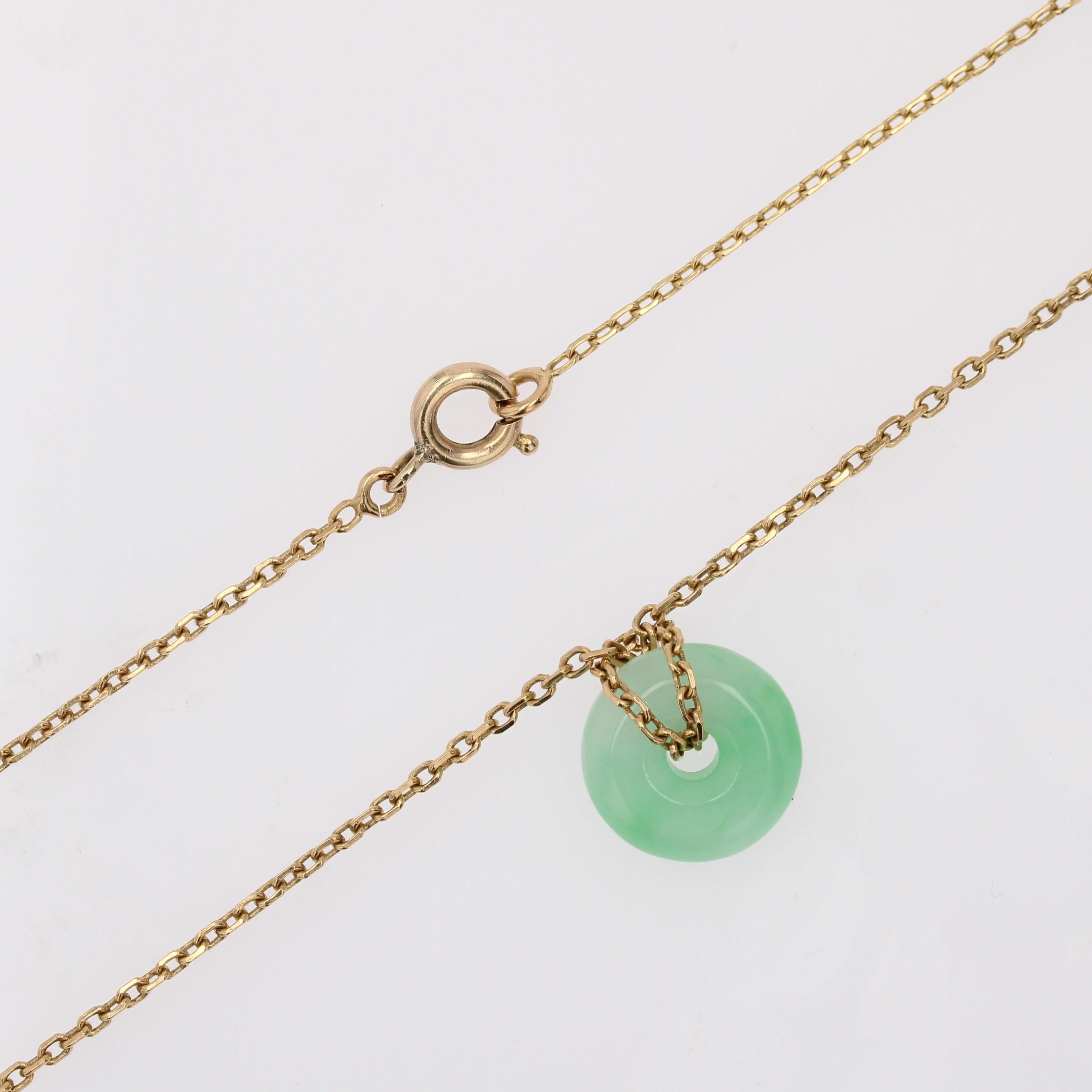 Collana moderna di seconda mano con piccolo disco di giada e catena in oro giallo 18 carati in vendita 7