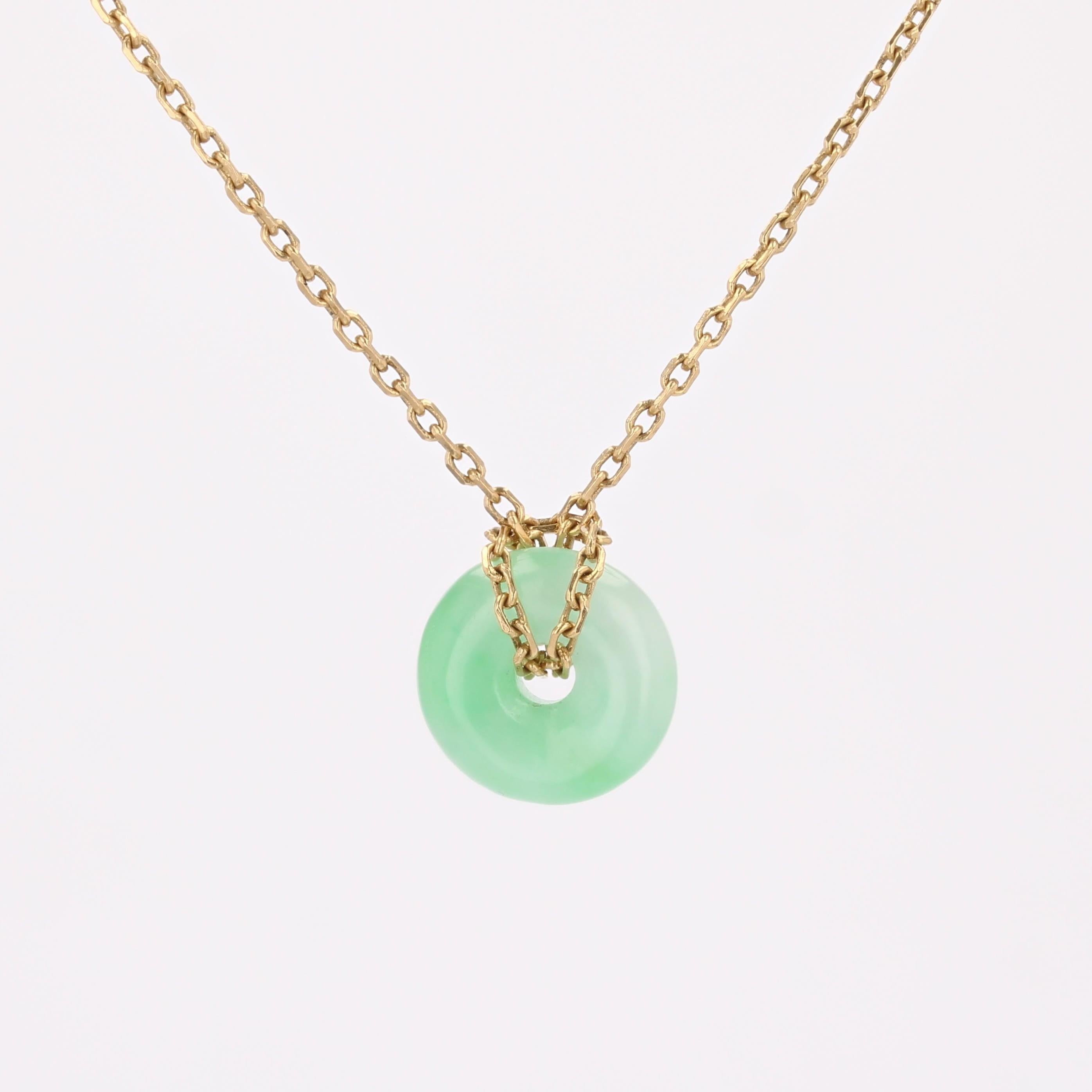 Collana moderna di seconda mano con piccolo disco di giada e catena in oro giallo 18 carati in vendita 9