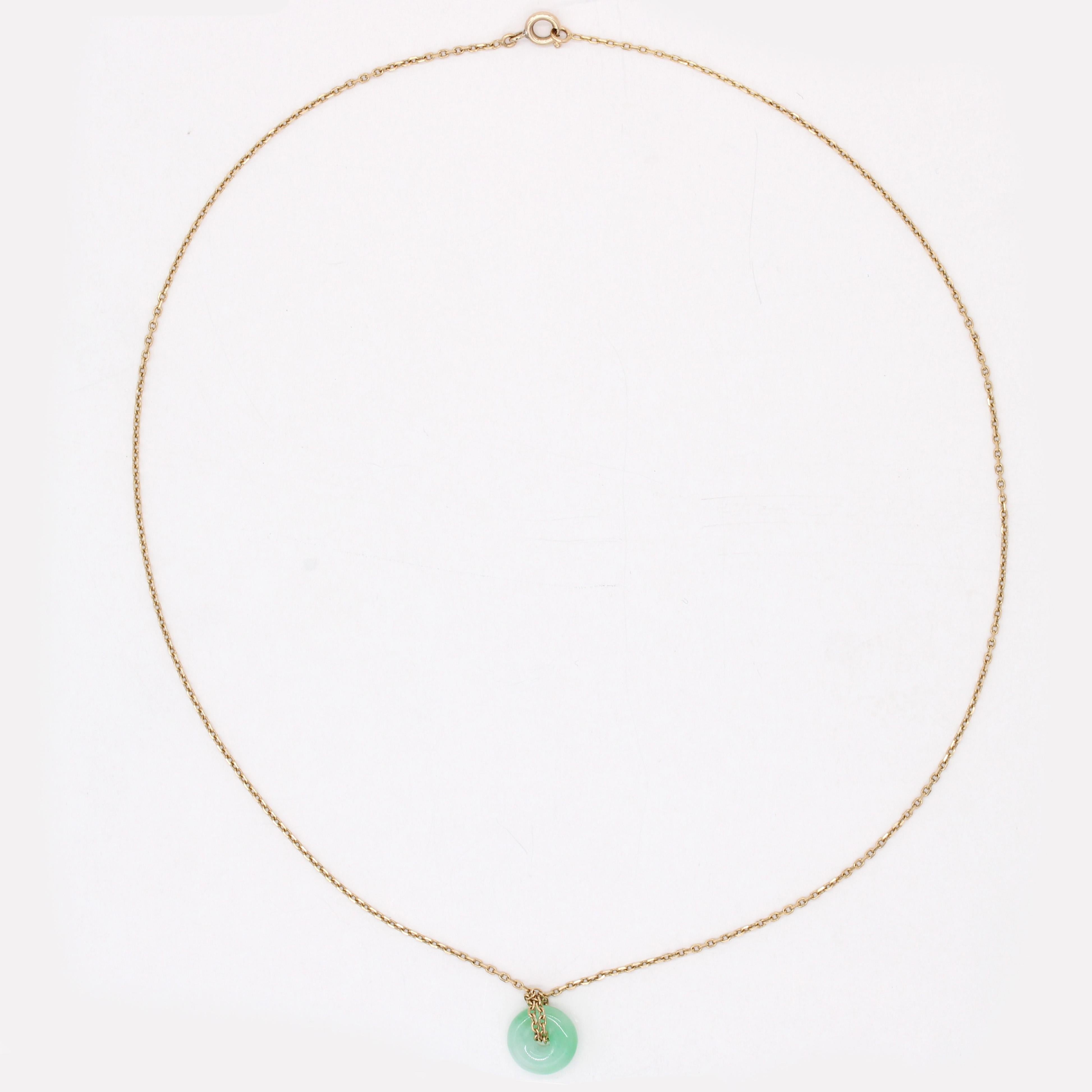 Cabochon Collana moderna di seconda mano con piccolo disco di giada e catena in oro giallo 18 carati in vendita