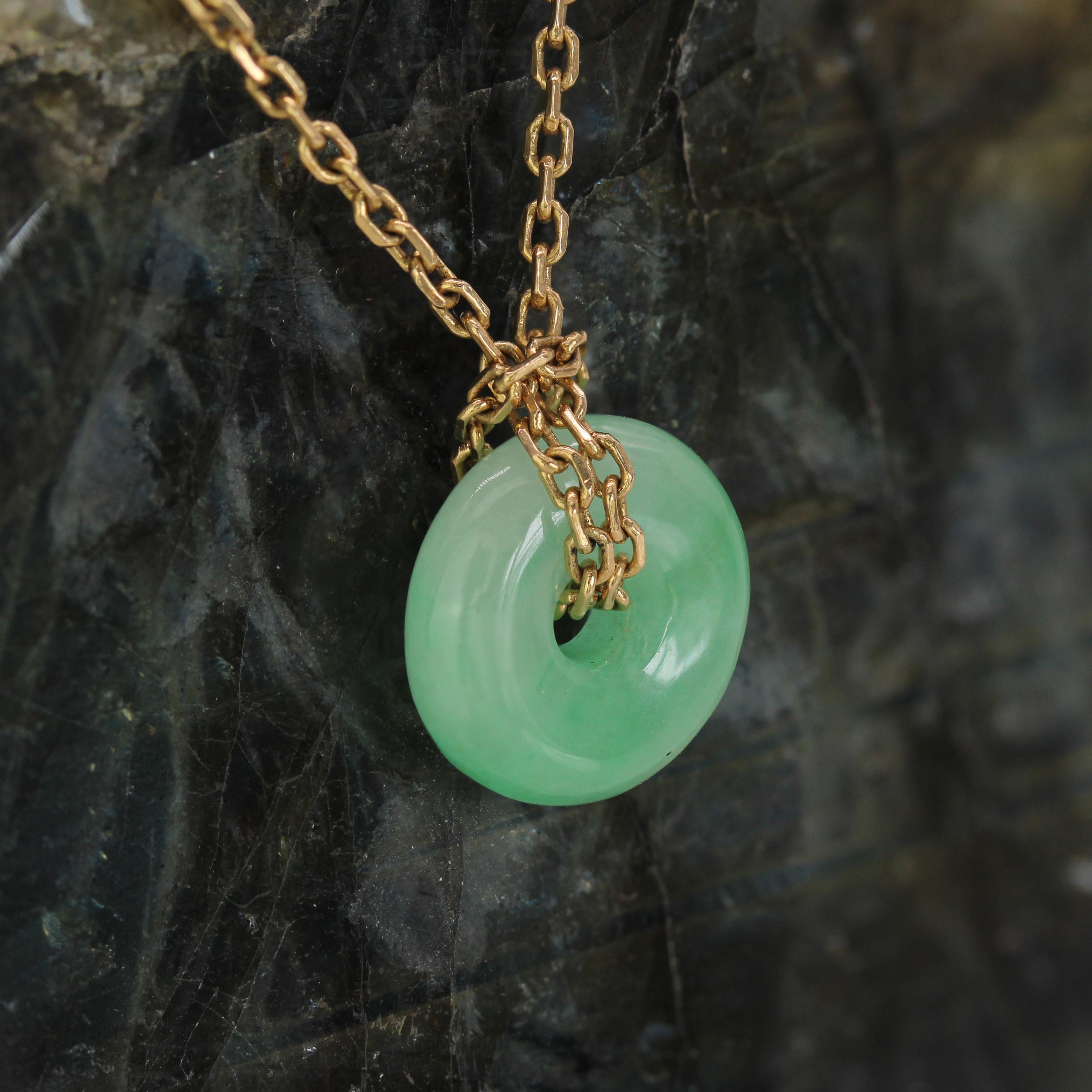 Collana moderna di seconda mano con piccolo disco di giada e catena in oro giallo 18 carati in vendita 1