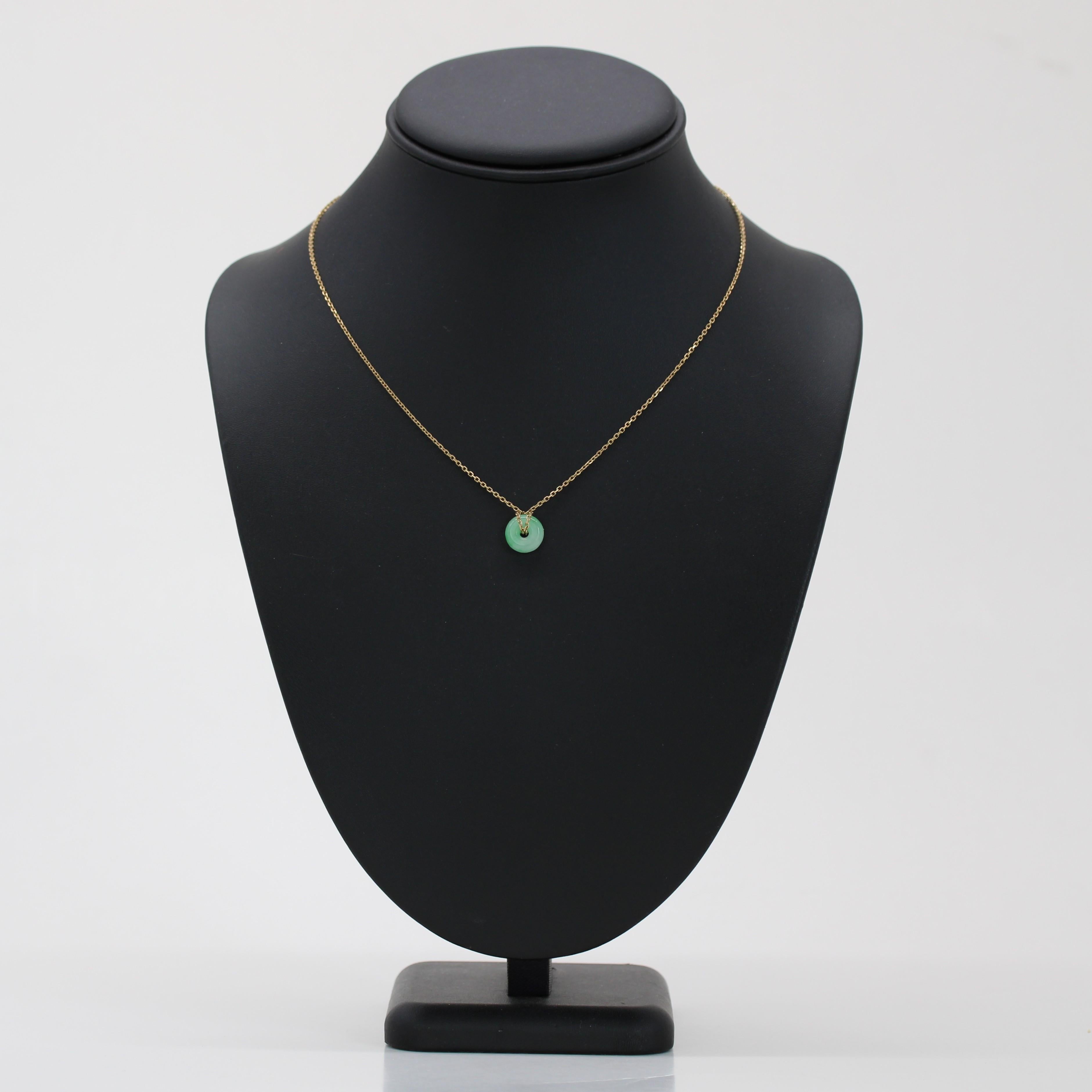 Collana moderna di seconda mano con piccolo disco di giada e catena in oro giallo 18 carati in vendita 2