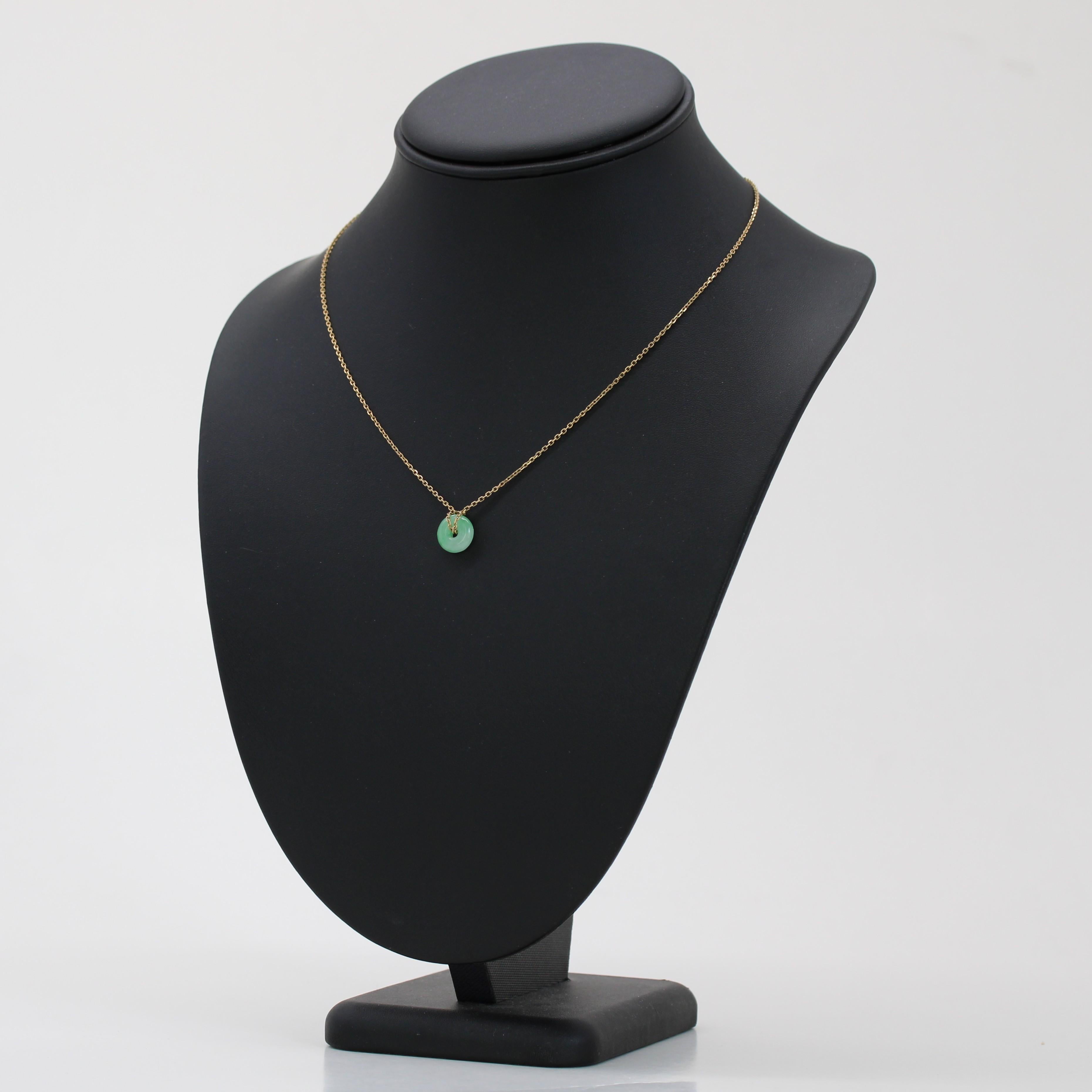Collana moderna di seconda mano con piccolo disco di giada e catena in oro giallo 18 carati in vendita 3