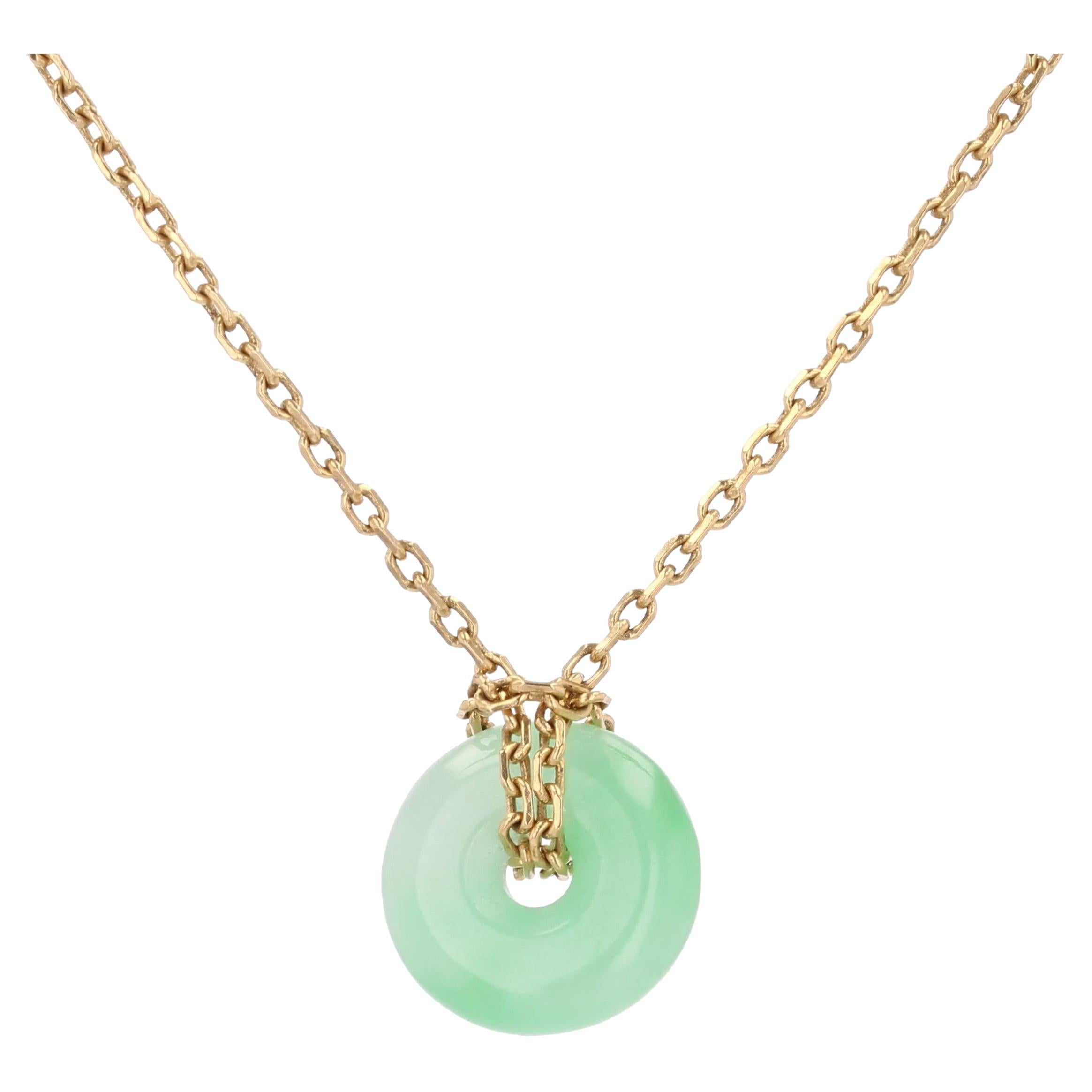 Collana moderna di seconda mano con piccolo disco di giada e catena in oro giallo 18 carati
