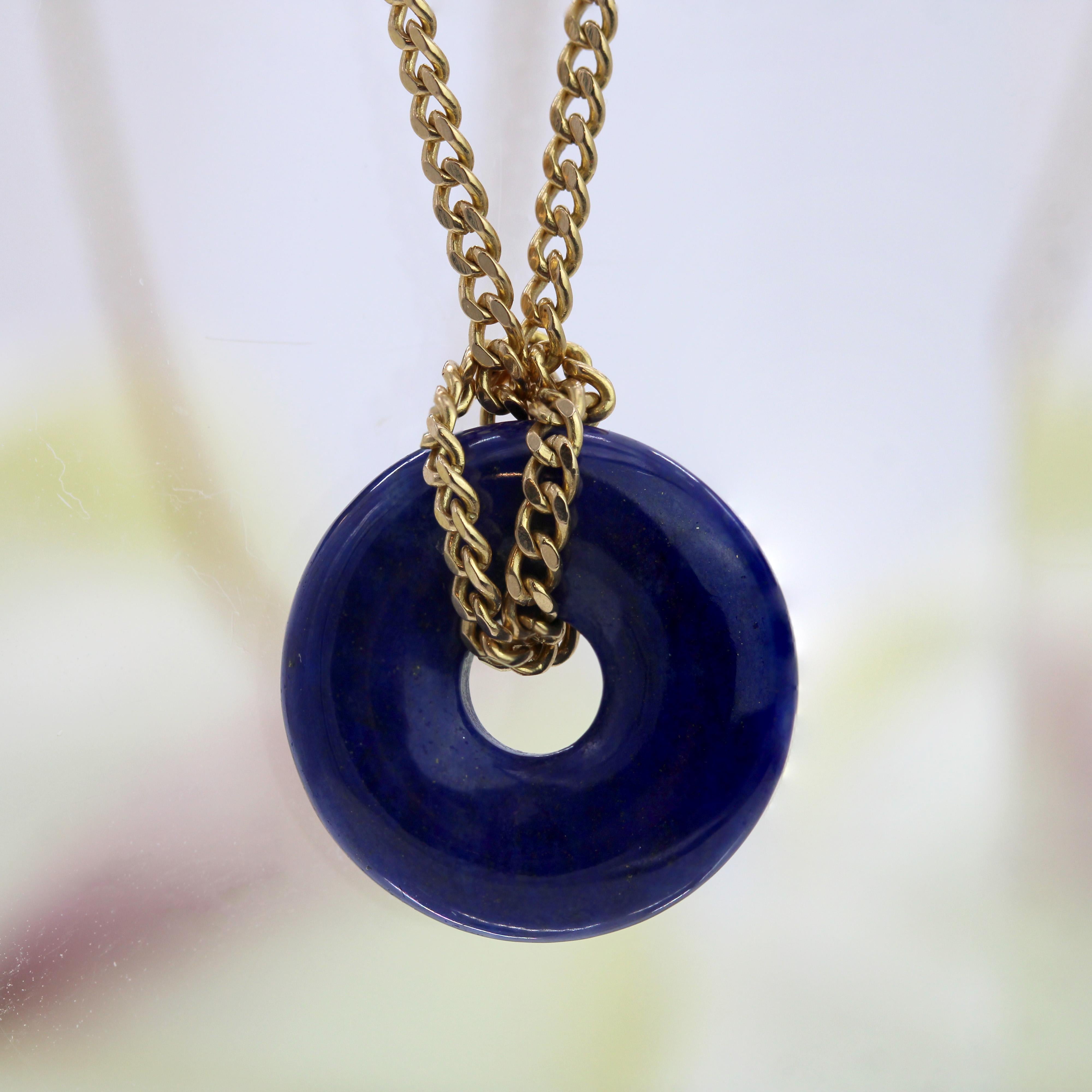 Collana moderna di seconda mano con piccolo disco di lapislazzuli e catena in oro giallo 18 carati in vendita 5