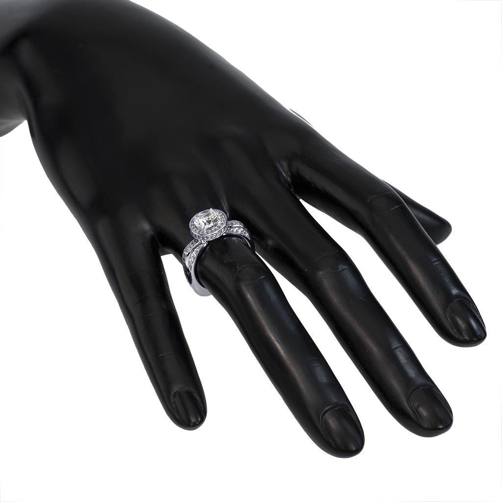 Sensualité moderne Anneau de fiançailles en or avec halo en diamant made in NYC Unisexe en vente
