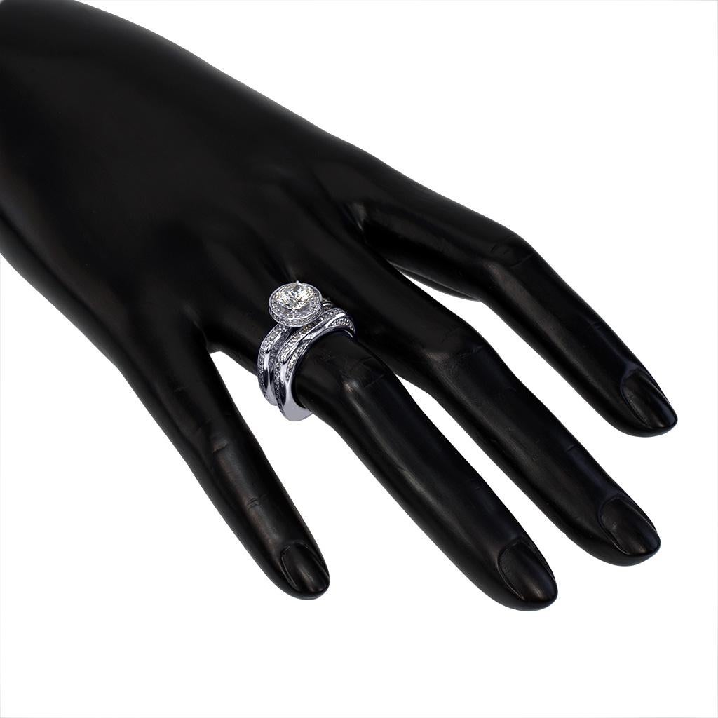 Sensualité moderne Anneau de fiançailles en or avec halo en diamant made in NYC en vente 1