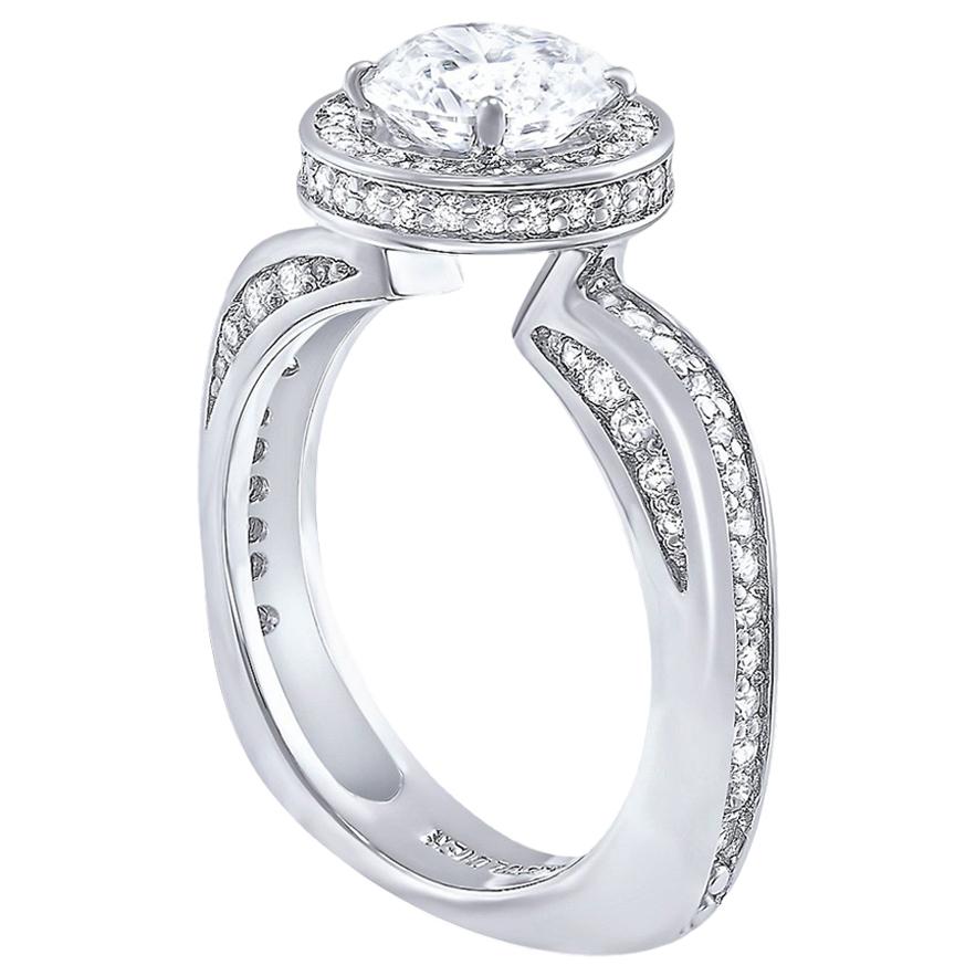 Sensualità moderna Anello di fidanzamento con diamante aureolato in oro made in NYC