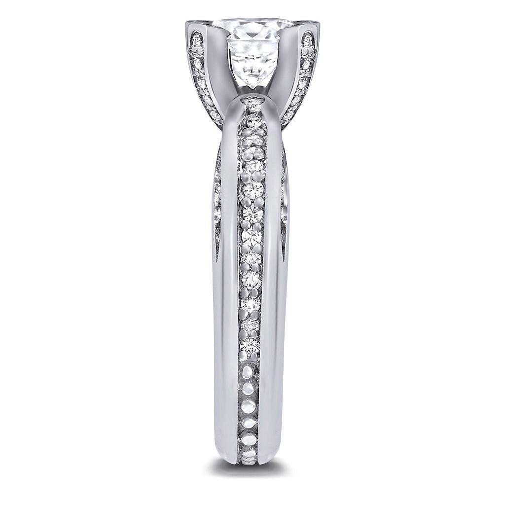 Taglio rotondo Sensualità moderna Anello di fidanzamento con diamante in platino Made in NYC in vendita