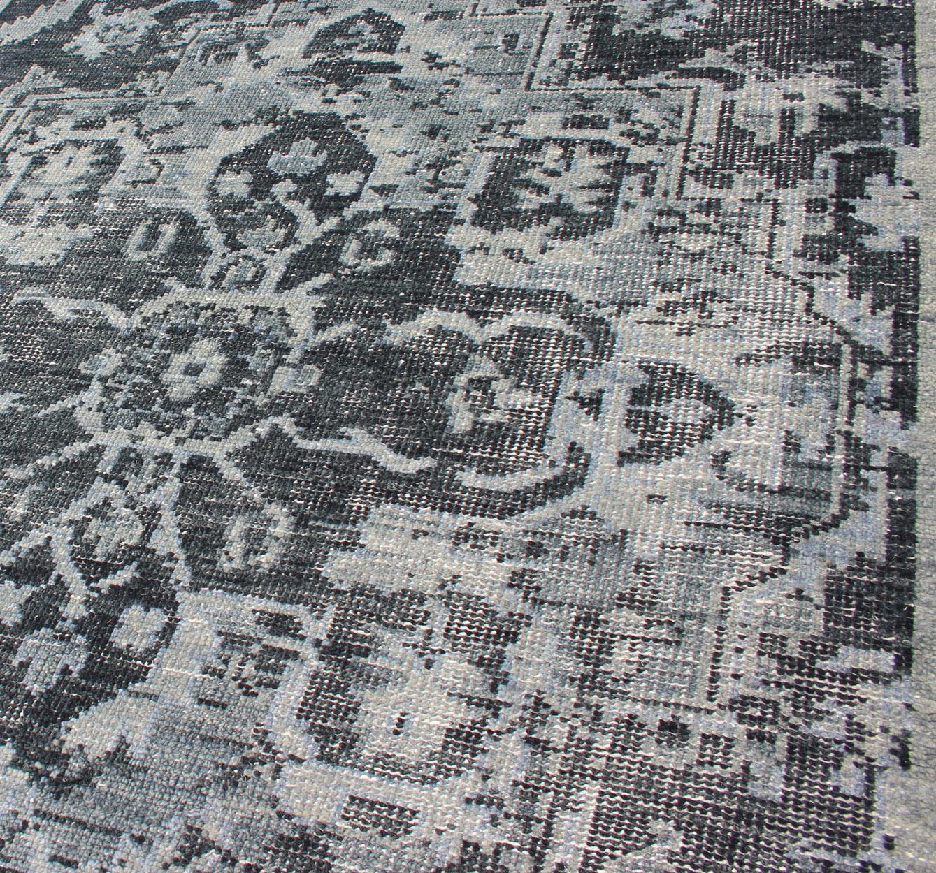 Noué à la main Tapis moderne Serapi Design gris, D. Blue & D. Charcoal avec design géométrique en vente