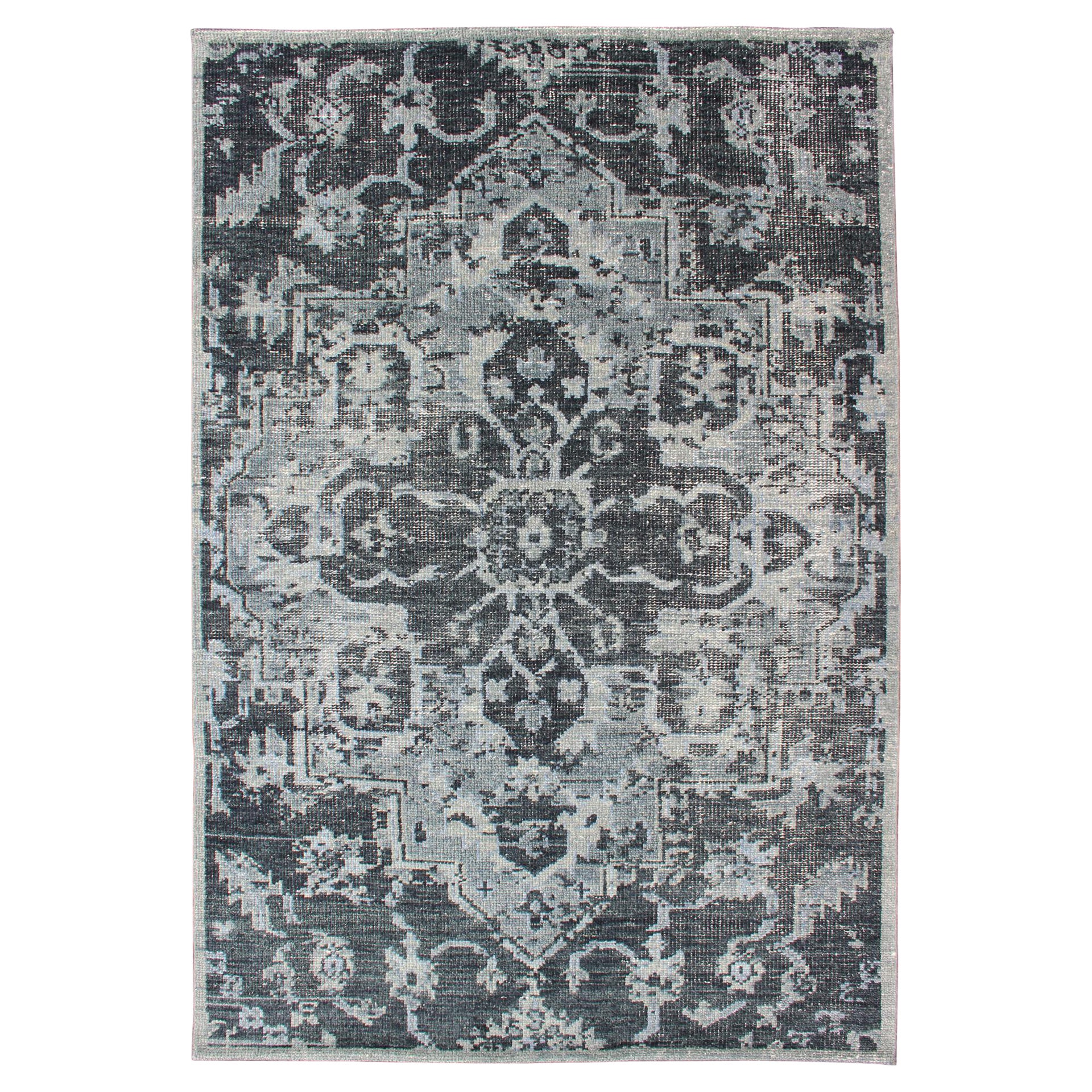 Tapis moderne Serapi Design gris, D. Blue & D. Charcoal avec design géométrique en vente