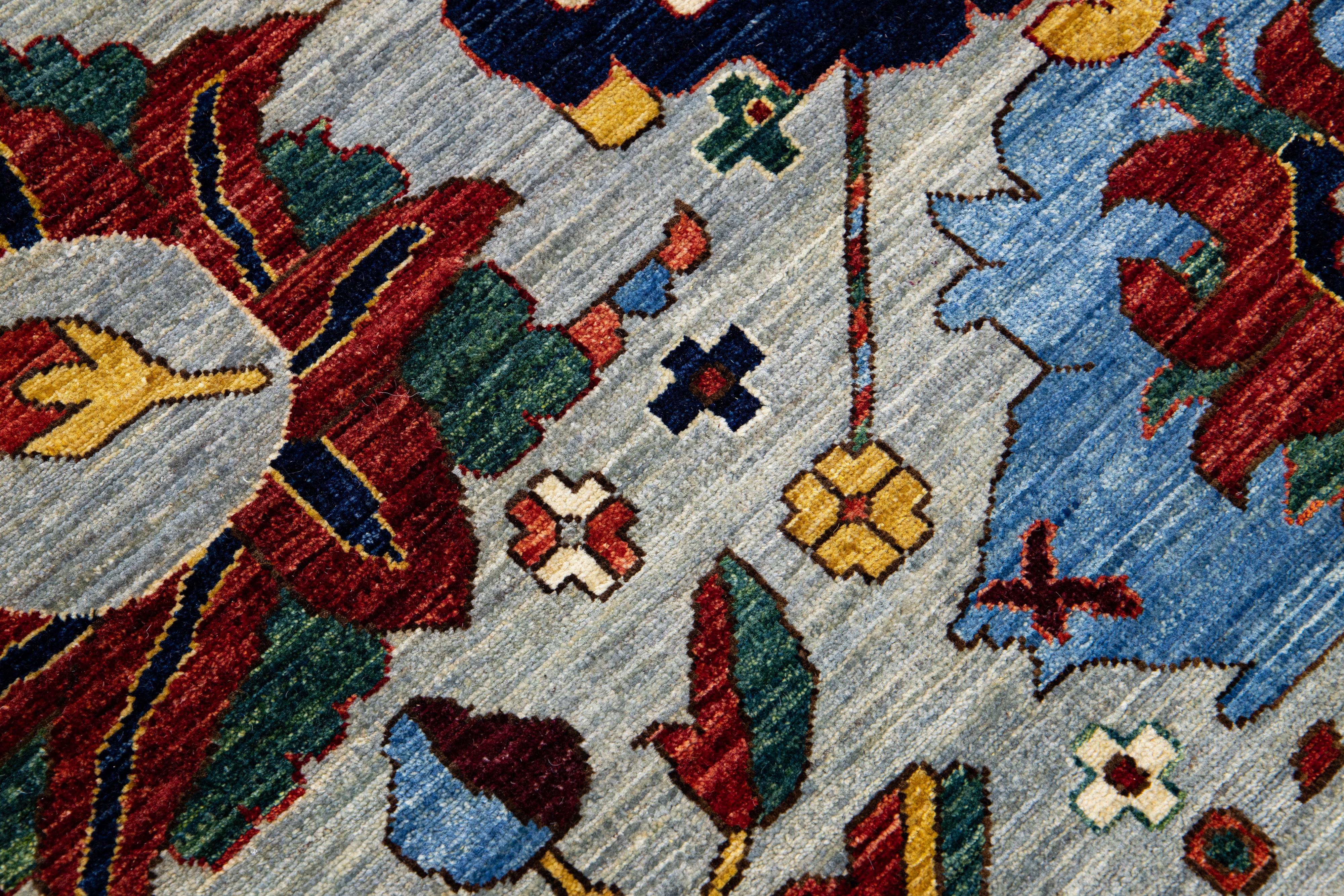 Tapis moderne en laine gris clair de style Serapi fait à la main et conçu à la main avec des motifs floraux en vente 2