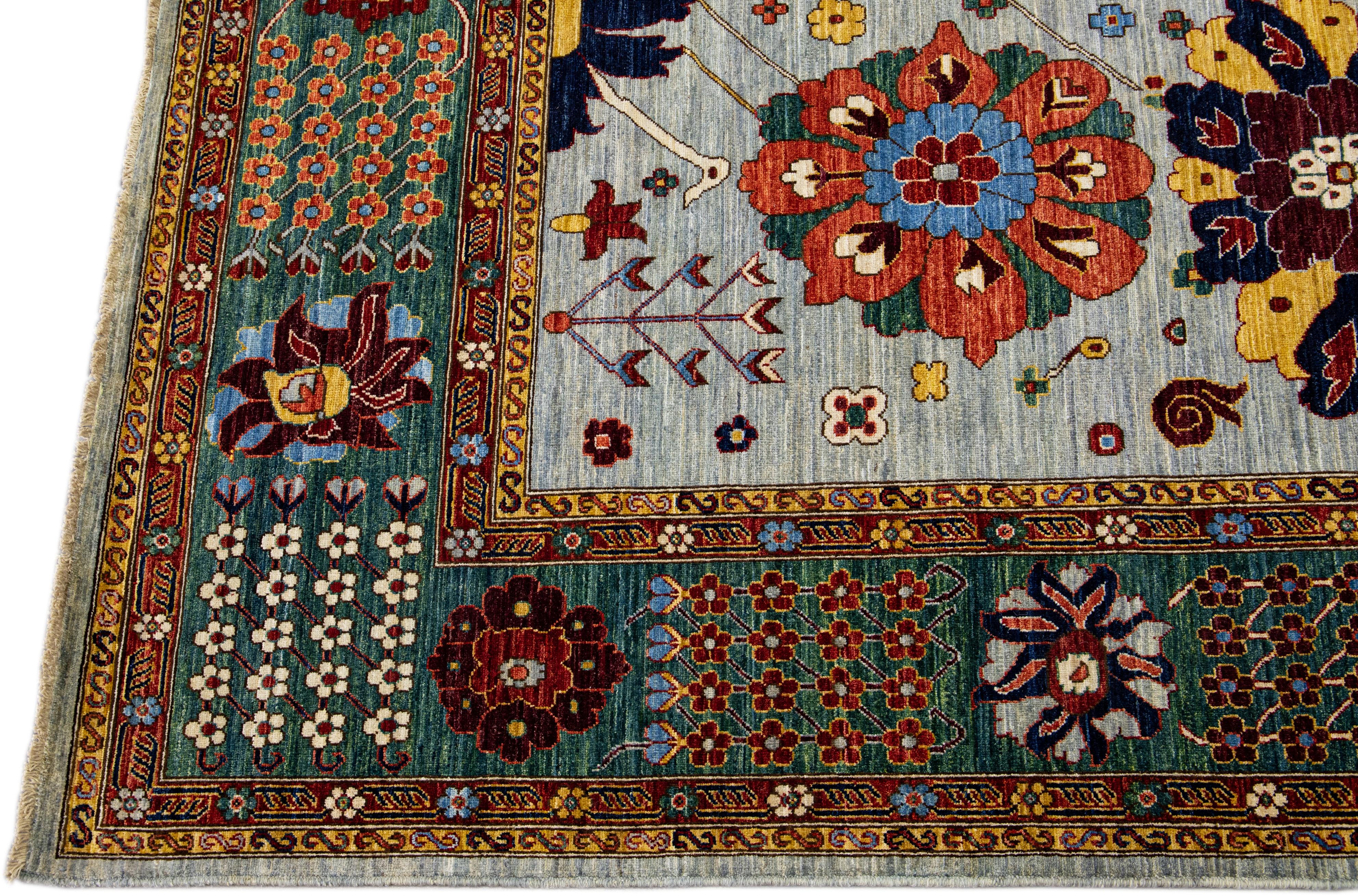Pakistanais Tapis moderne en laine gris clair de style Serapi fait à la main et conçu à la main avec des motifs floraux en vente
