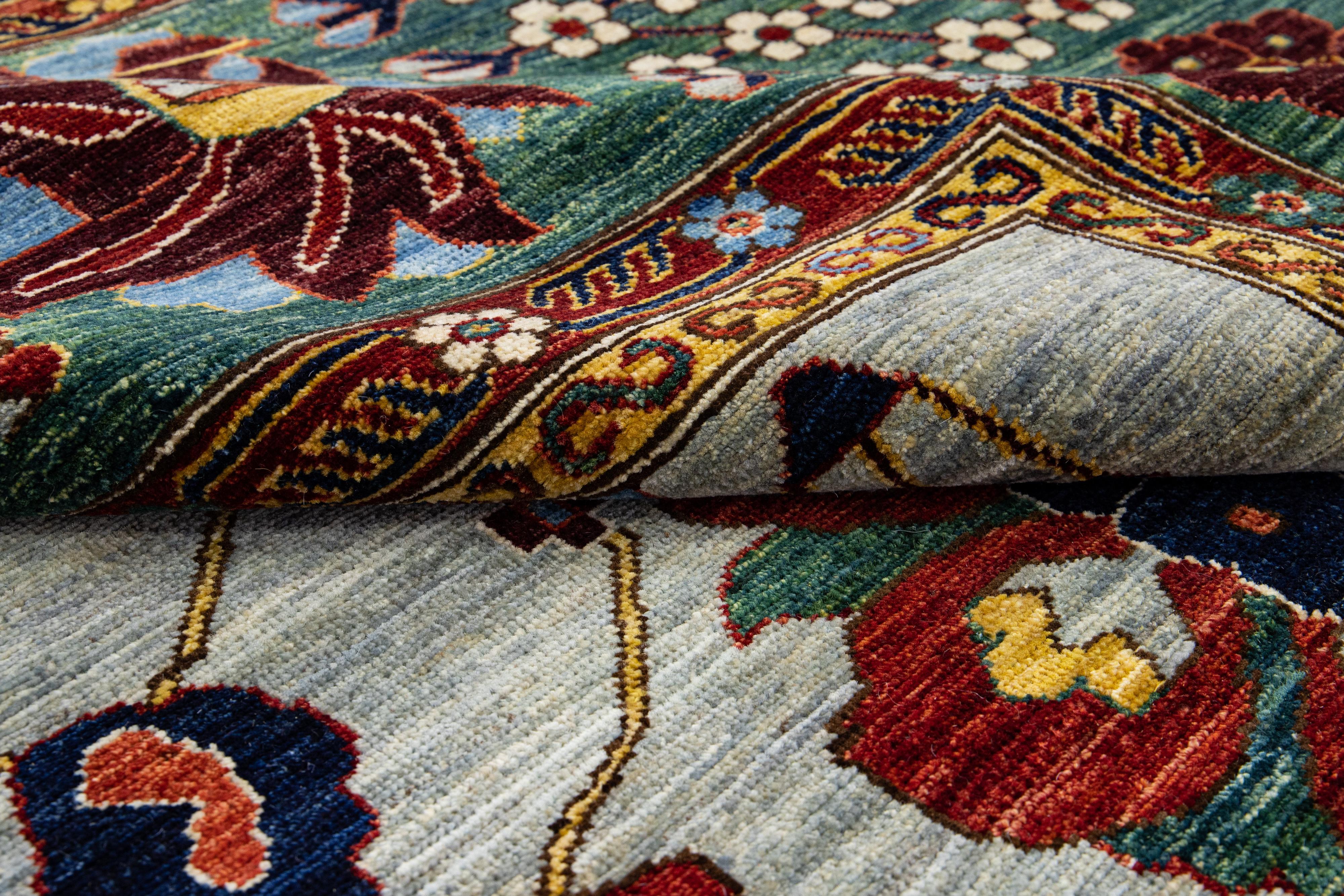 Tapis moderne en laine gris clair de style Serapi fait à la main et conçu à la main avec des motifs floraux Neuf - En vente à Norwalk, CT
