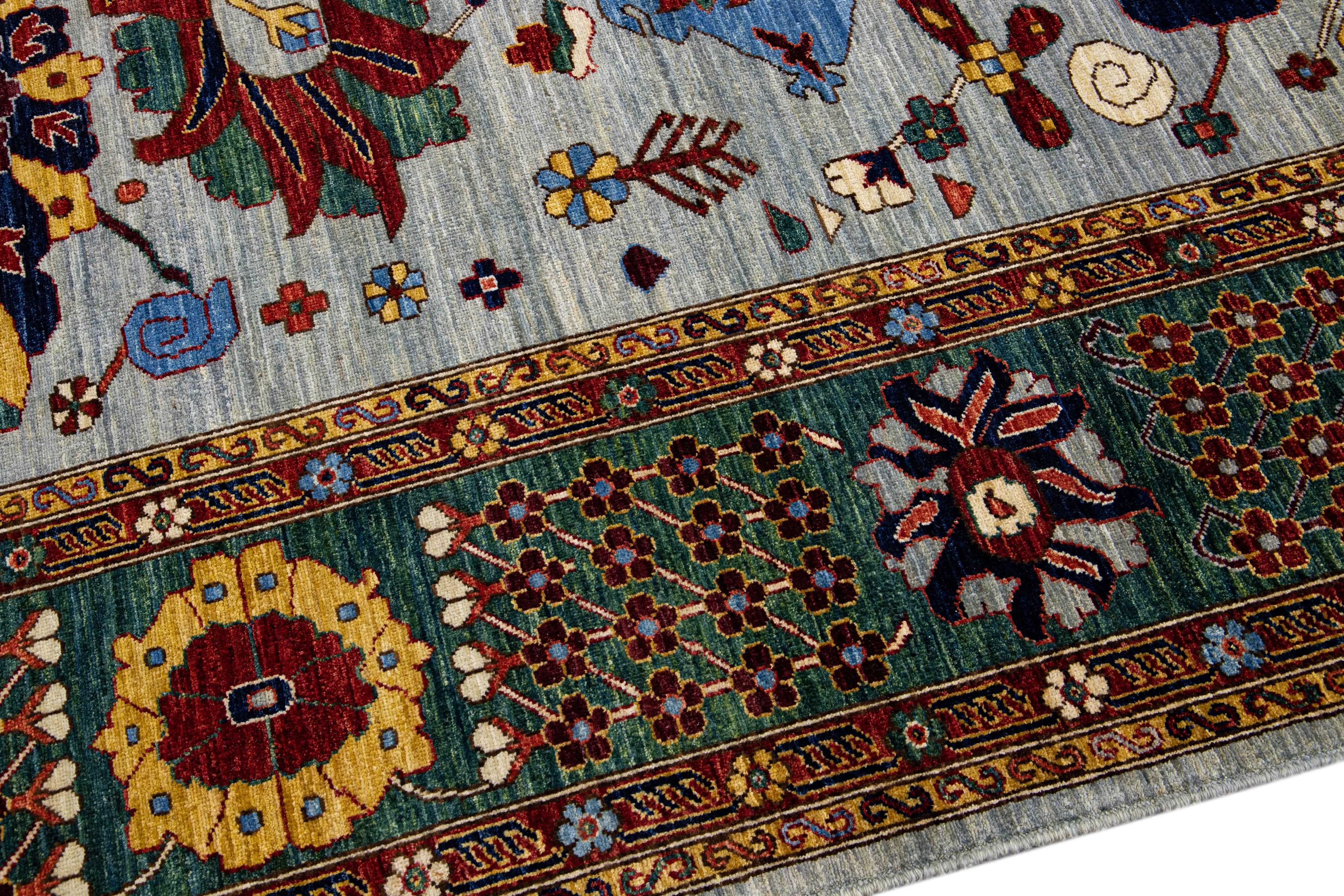 XXIe siècle et contemporain Tapis moderne en laine gris clair de style Serapi fait à la main et conçu à la main avec des motifs floraux en vente