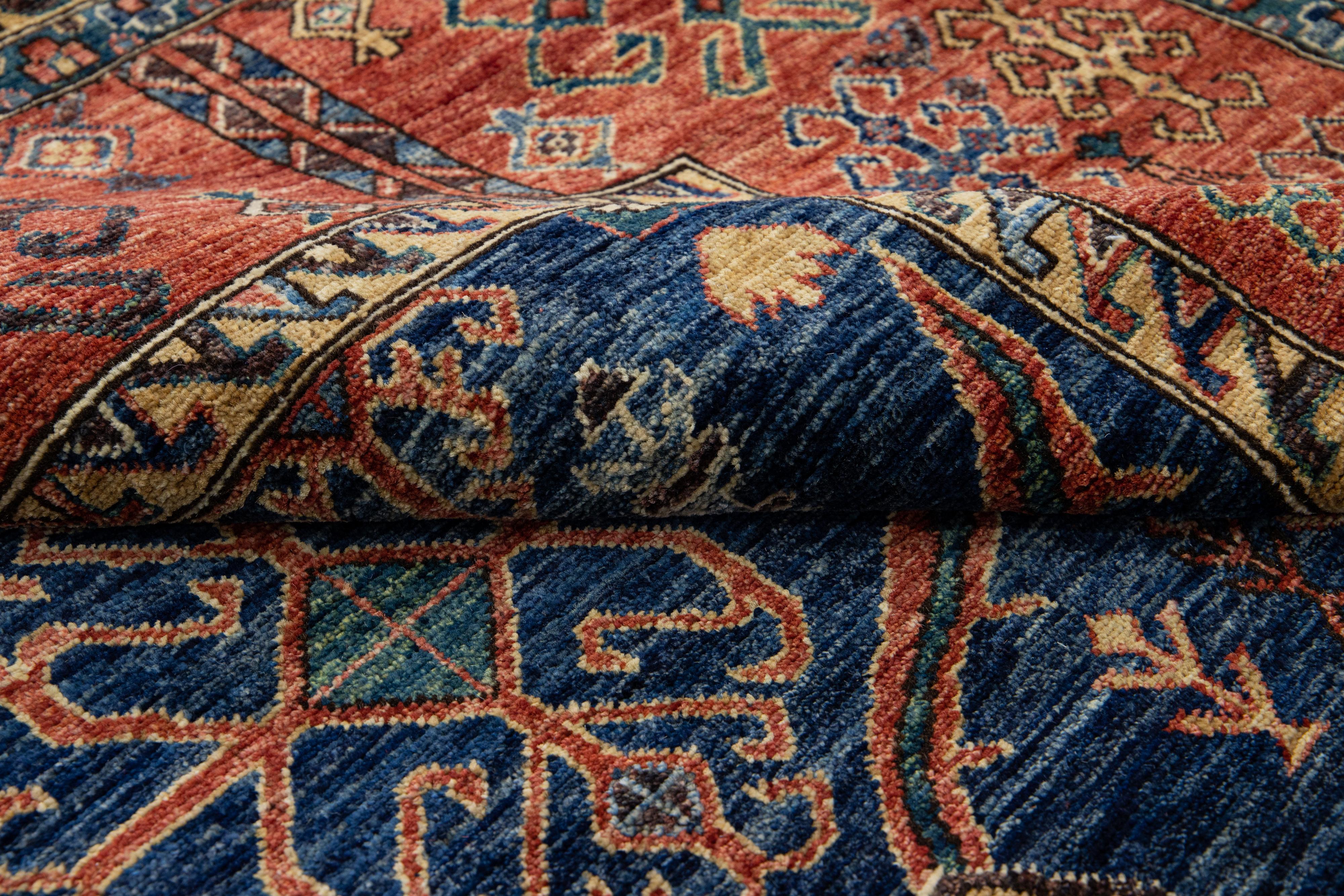 Moderner moderner handgefertigter geometrischer blauer und rostfarbener quadratischer Wollteppich im Serapi-Stil (Wolle) im Angebot