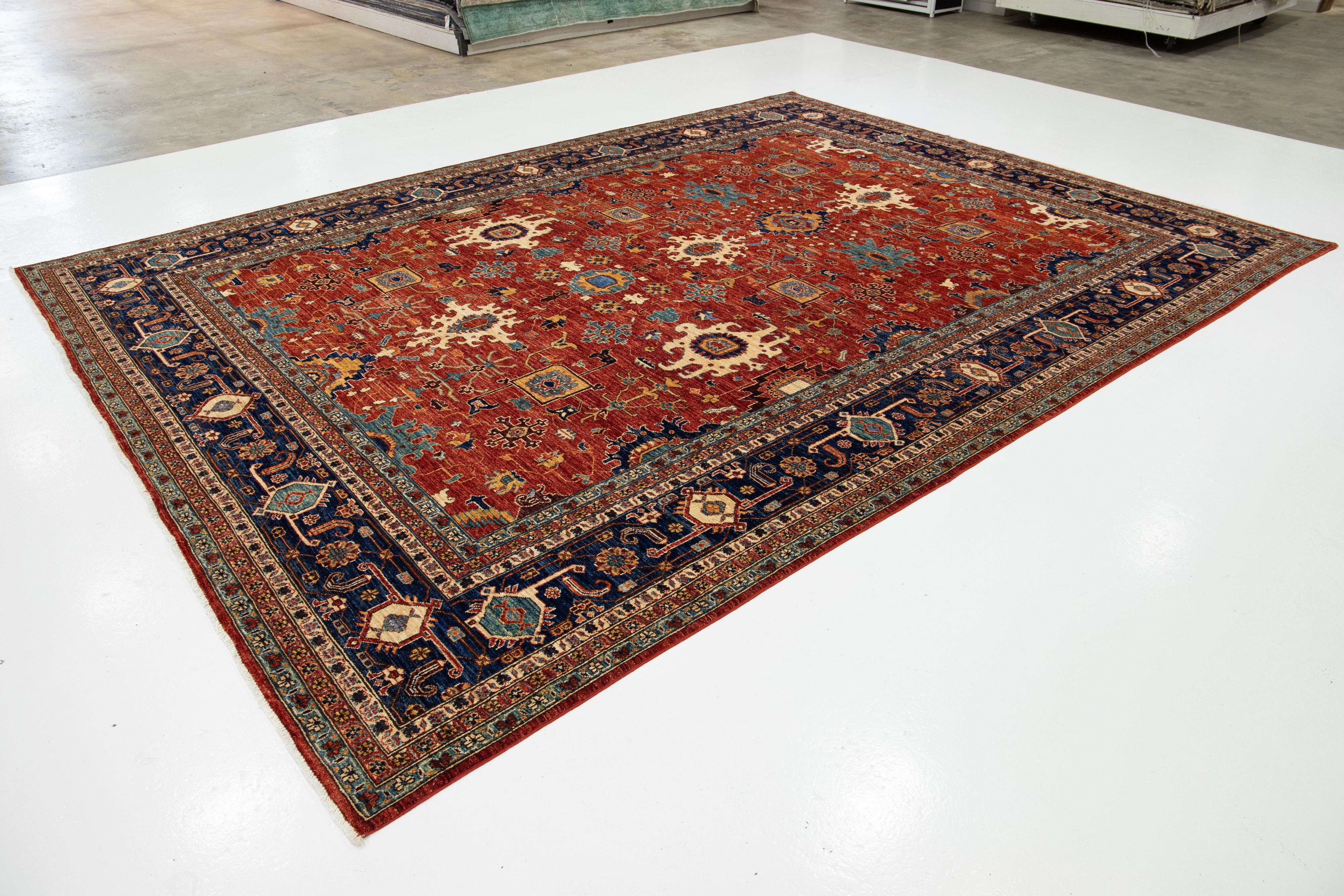 Moderner Wollteppich im Serapi-Stil in Rost-Rot mit floralem Allover-Design (Pakistanisch) im Angebot