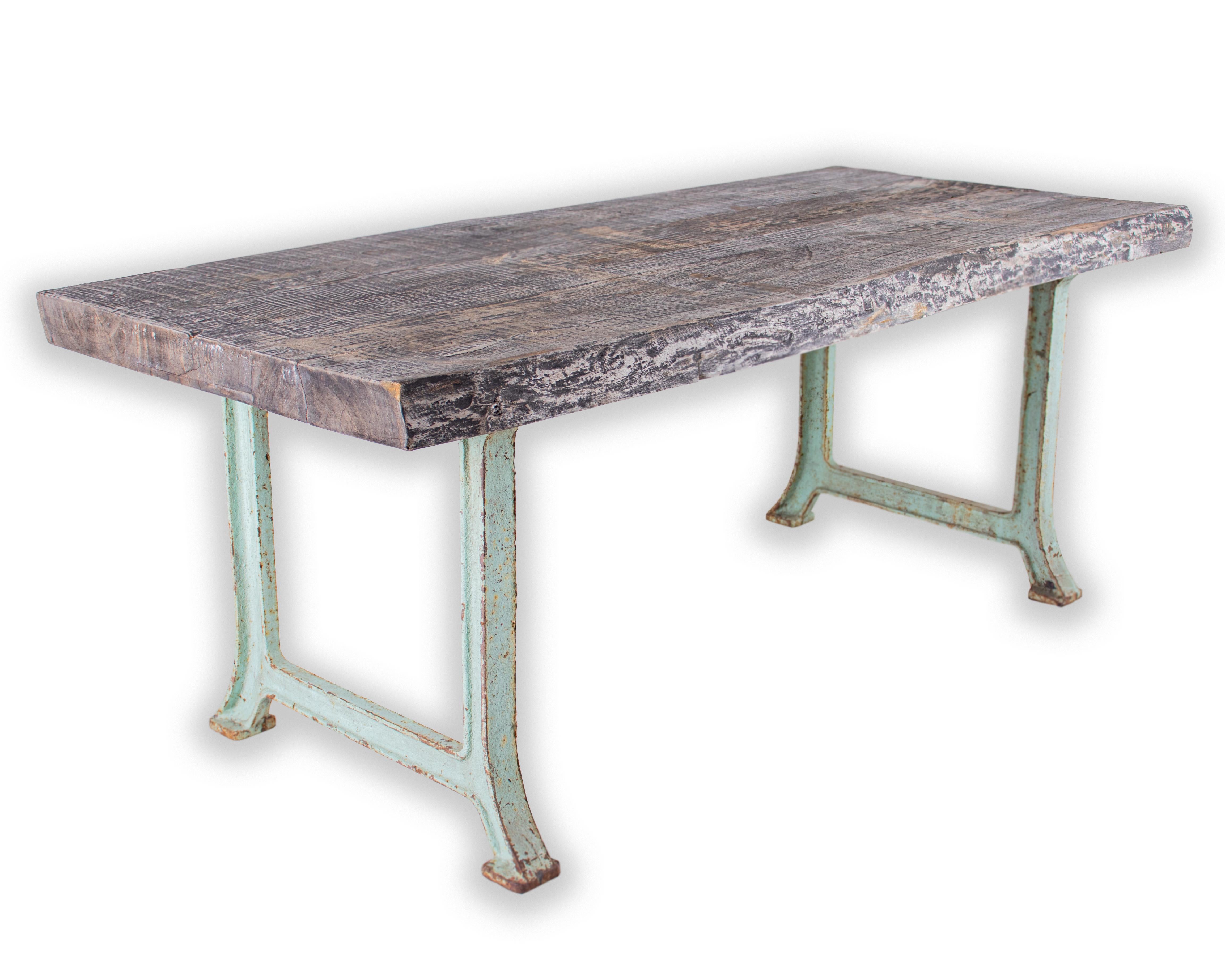 Handgefertigter Tisch mit naturfarbener Kante auf antikem Stahlsockel mit originaler Patina-Farbe (Rustikal) im Angebot